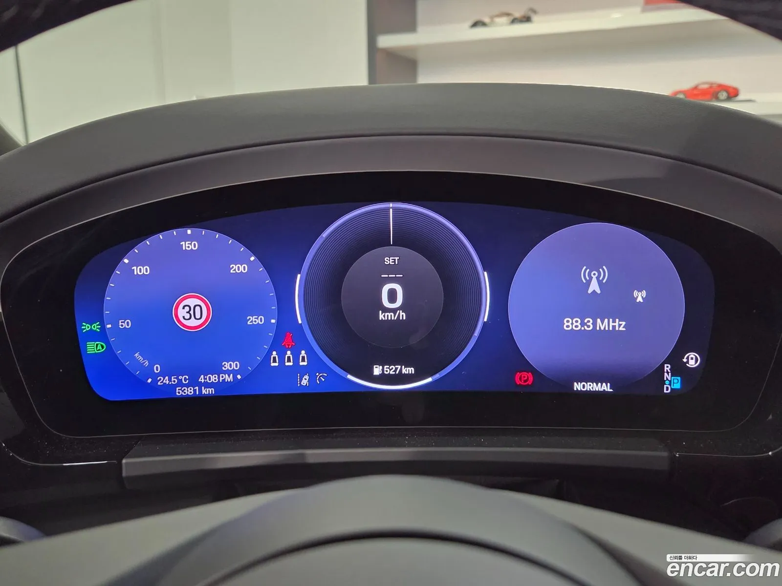Porsche Macan EV 2025 — 6