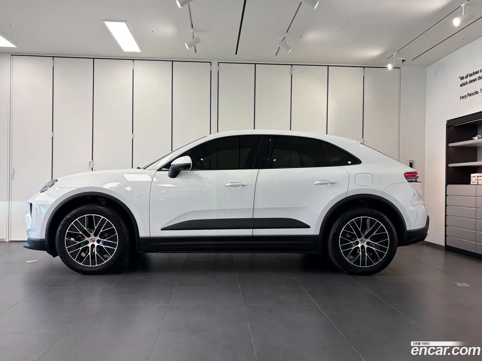 Porsche Macan EV 2025 — 3