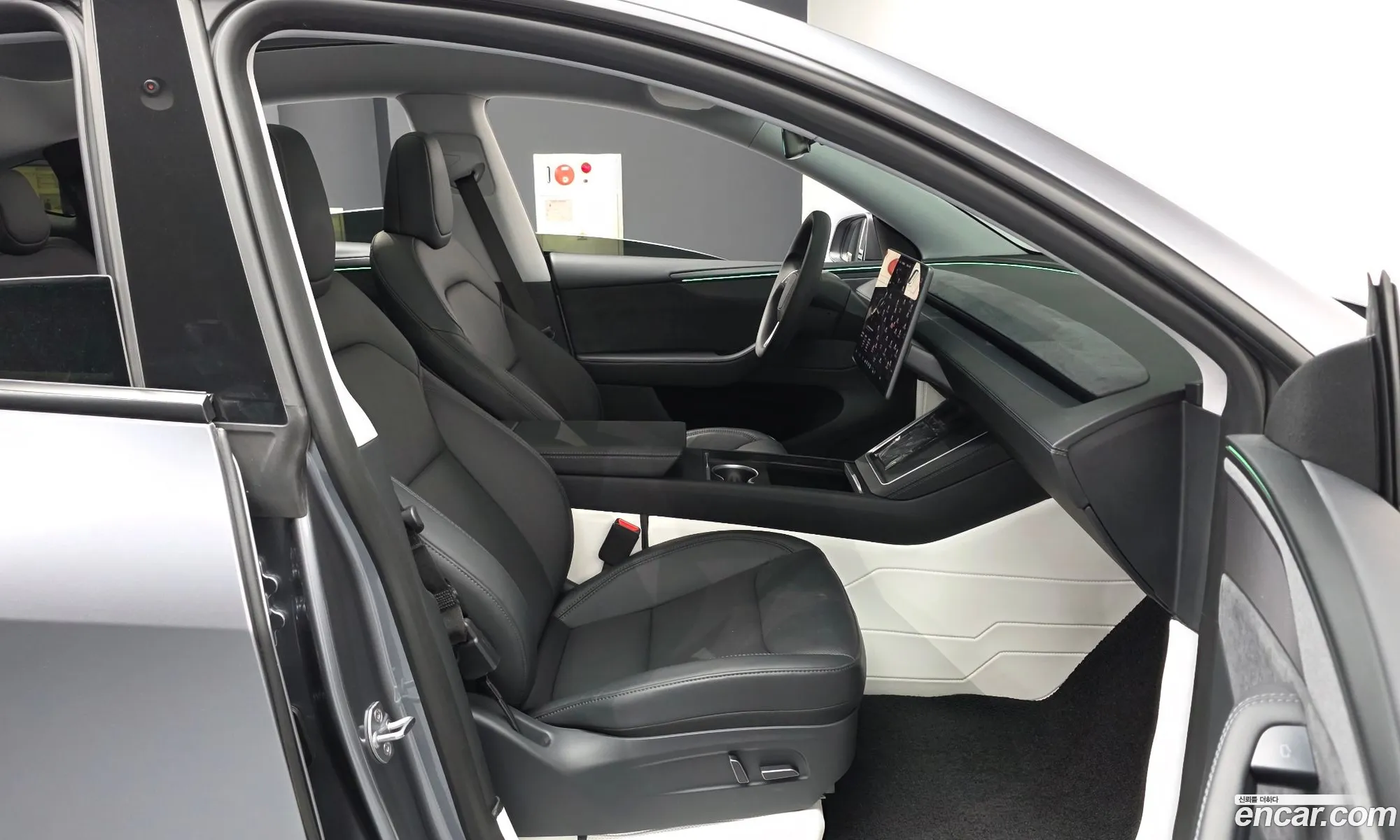 Tesla Model Y 2025 LRWYGCEKXSC006476 — 4