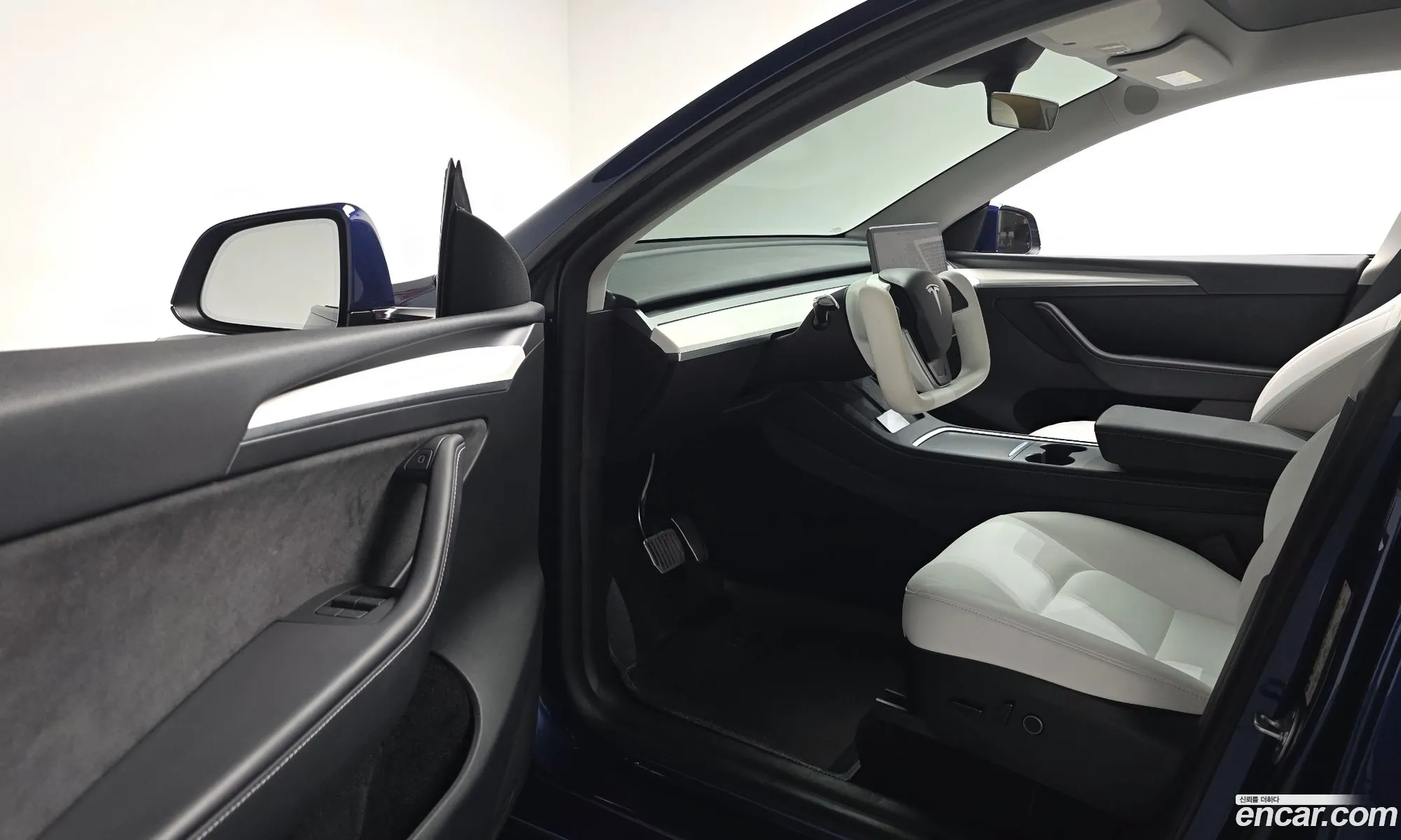 Tesla Model Y 2023 LRWYGCFS8PC103701 — 3
