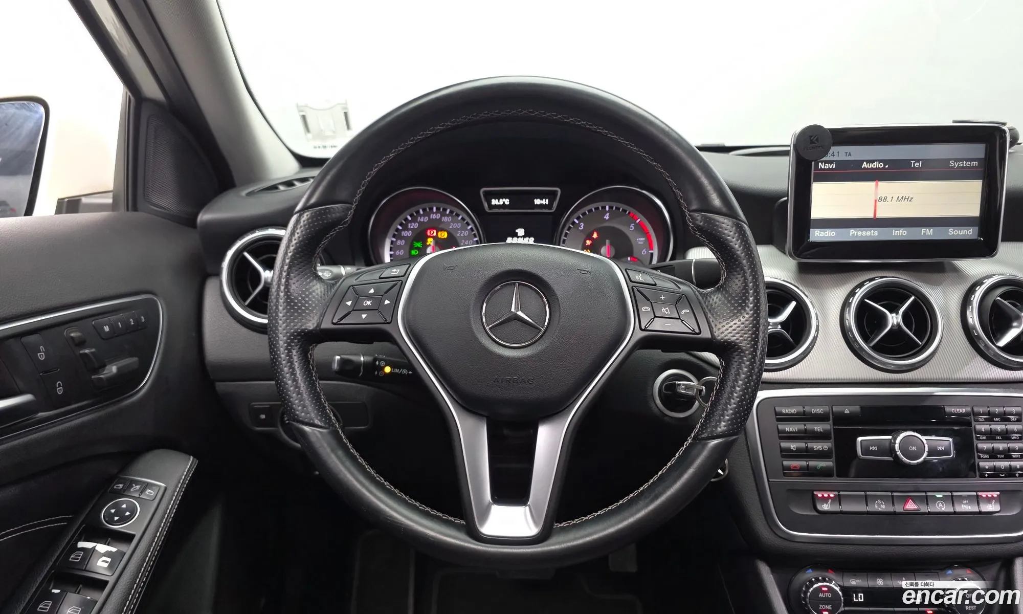 Mercedes-Benz GLA-Class X156 2015 — 12