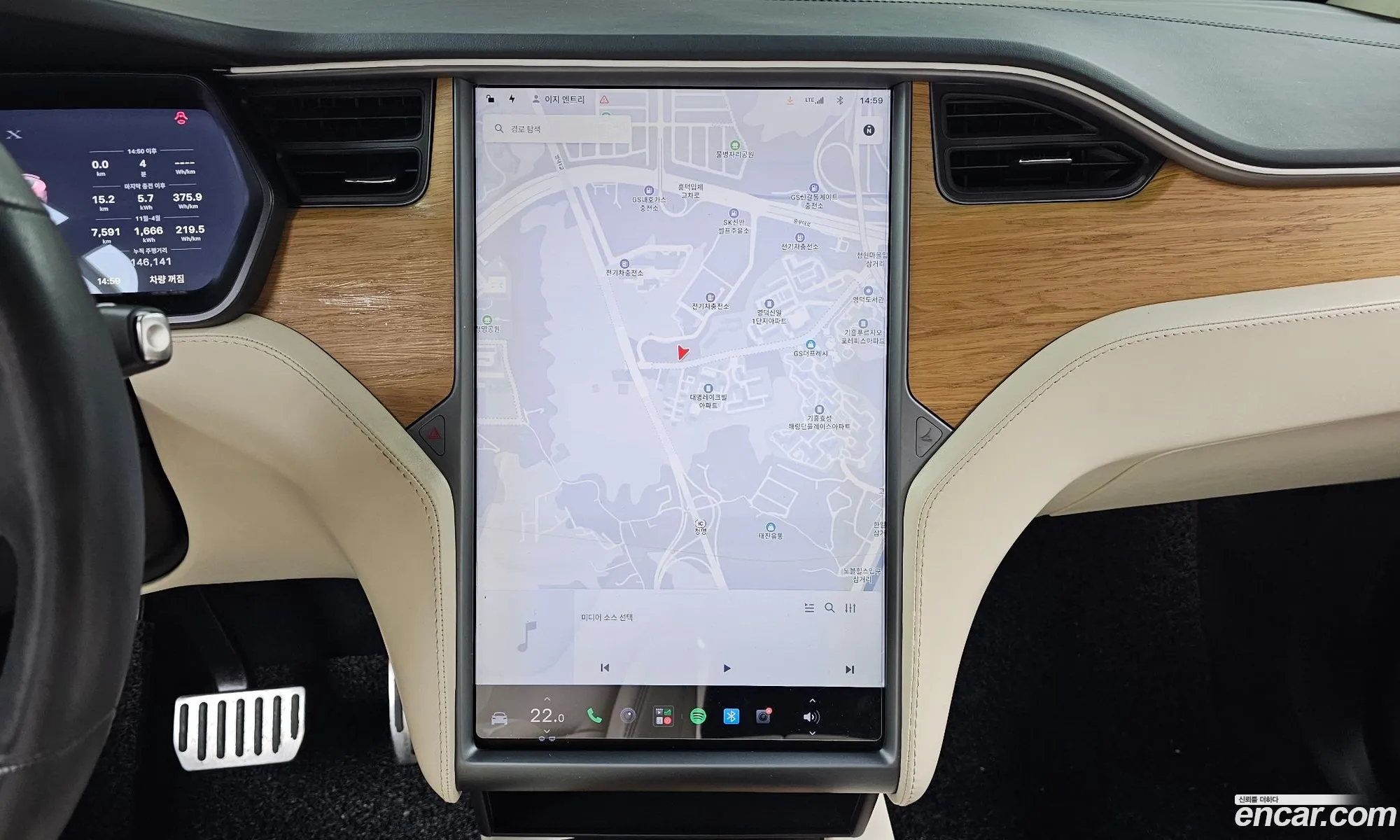 Tesla Model X 2019 5YJXCAE21KF146773 — 4