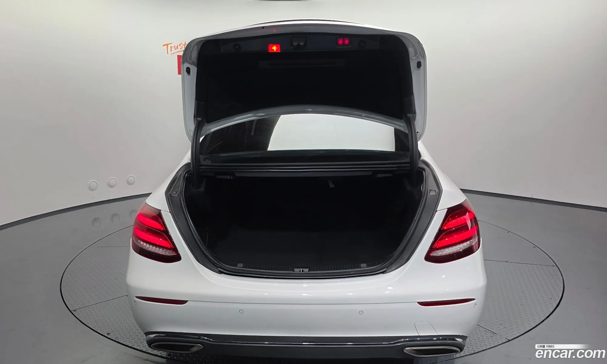 Mercedes-Benz E-Class W213 2018 WDDZF4KB5JA483496 — 10