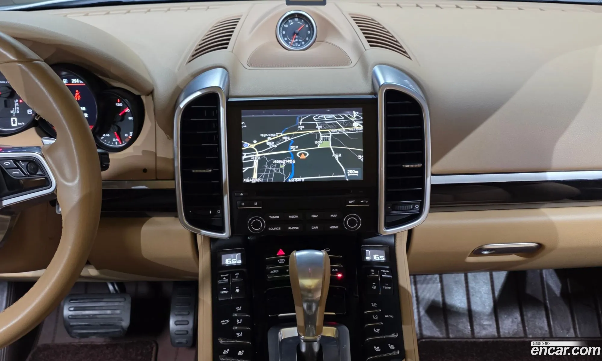 Porsche Cayenne 2017 WP1AF2927HLA32648 — 2