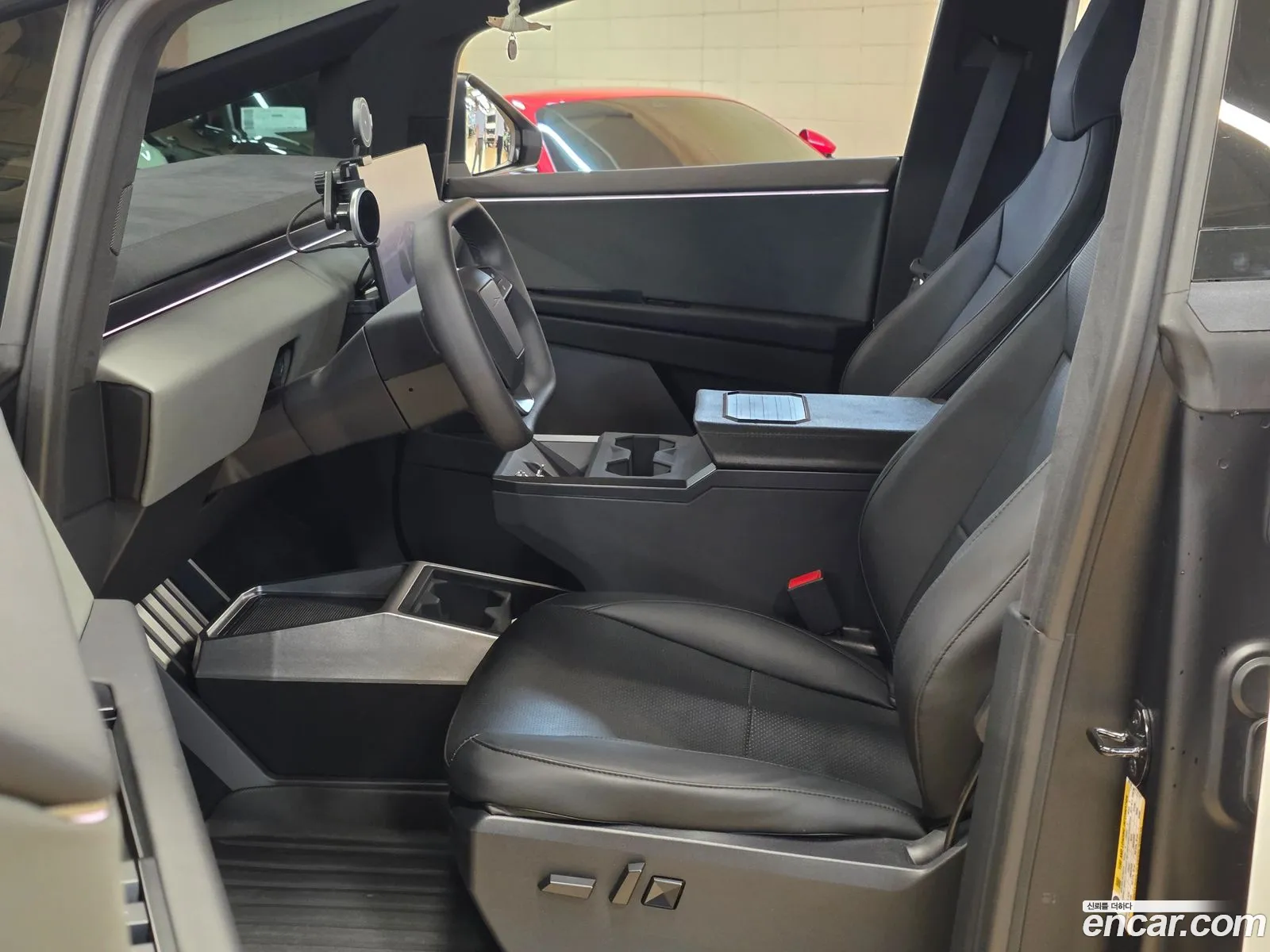 Tesla Cybertruck 2025 — 12
