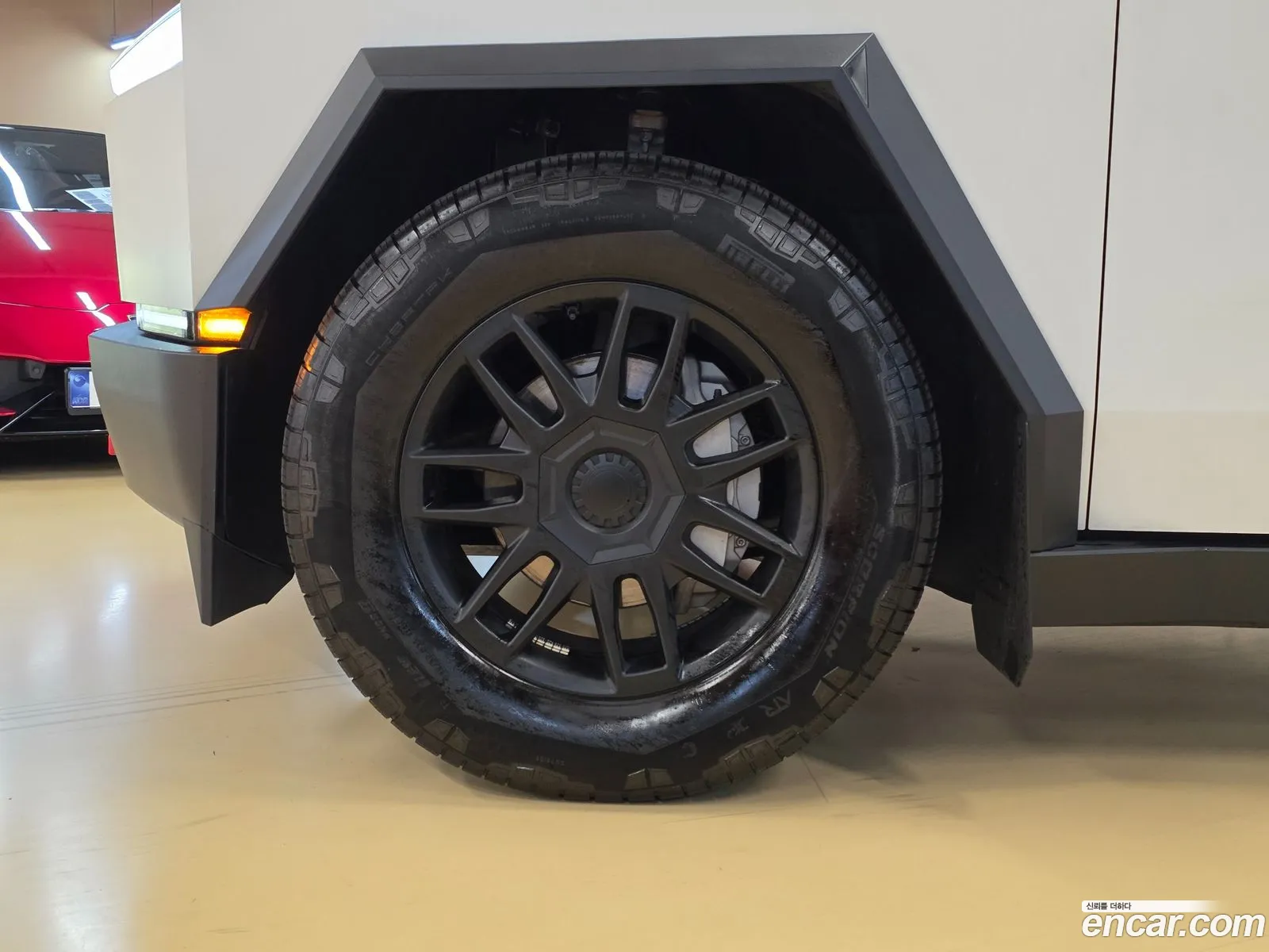 Tesla Cybertruck 2025 — 16