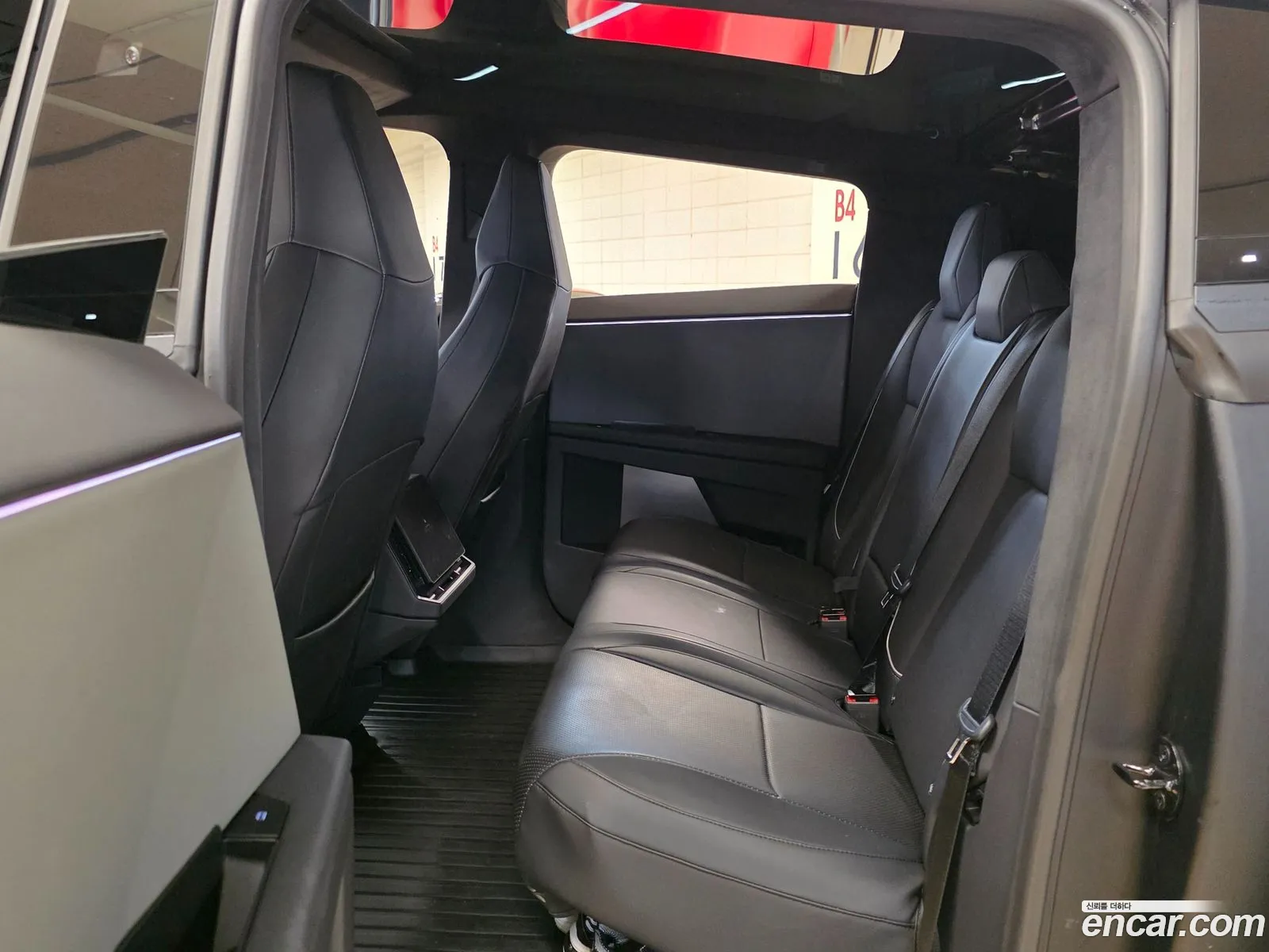 Tesla Cybertruck 2025 — 18