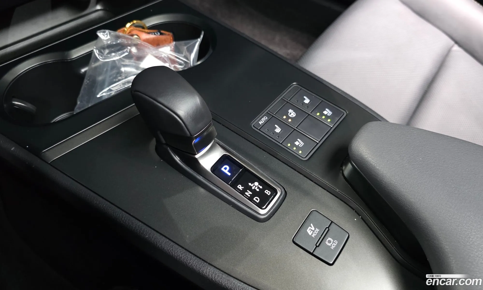 Lexus UX300h 2024 JTHYBJAH888888888 — 7