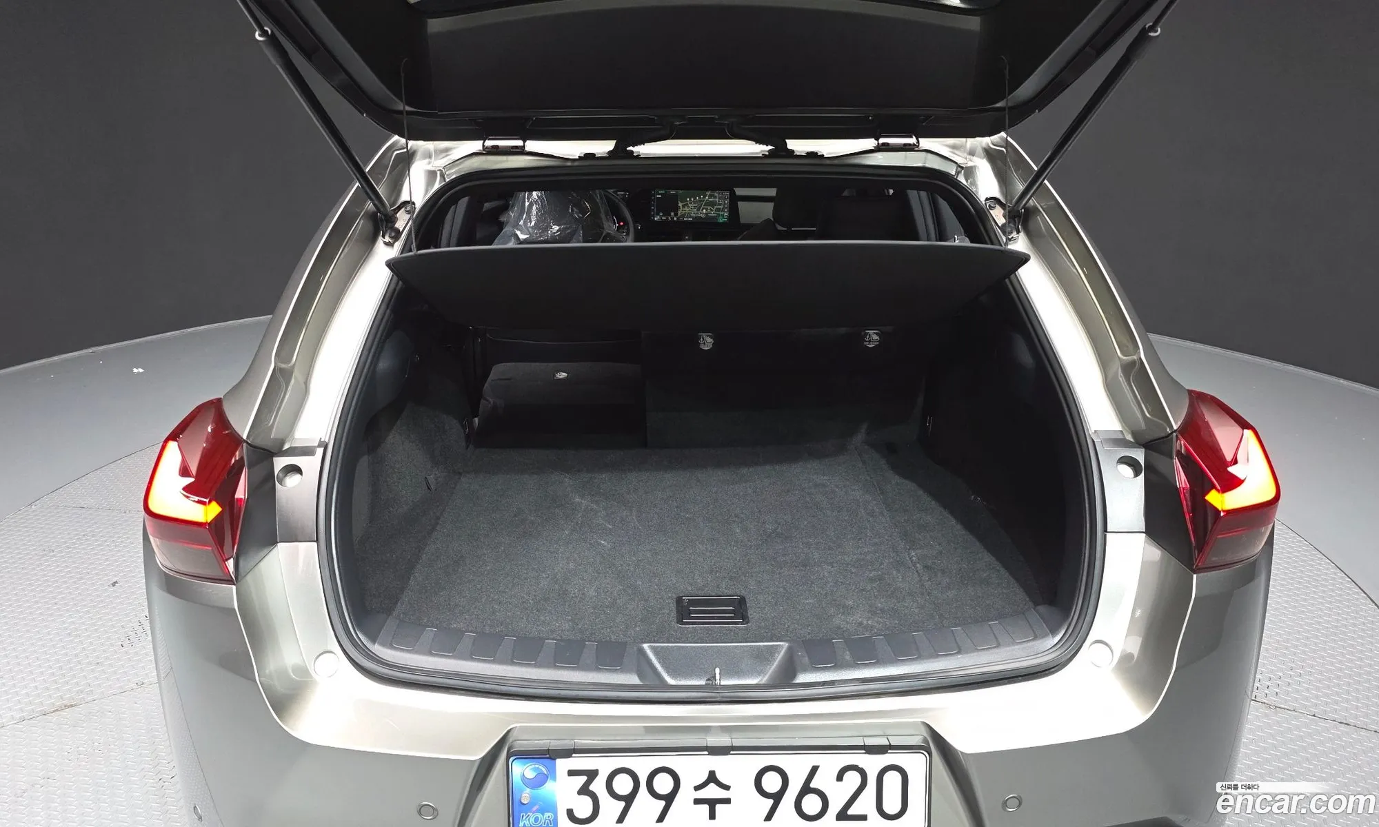 Lexus UX300h 2024 JTHYBJAH888888888 — 24