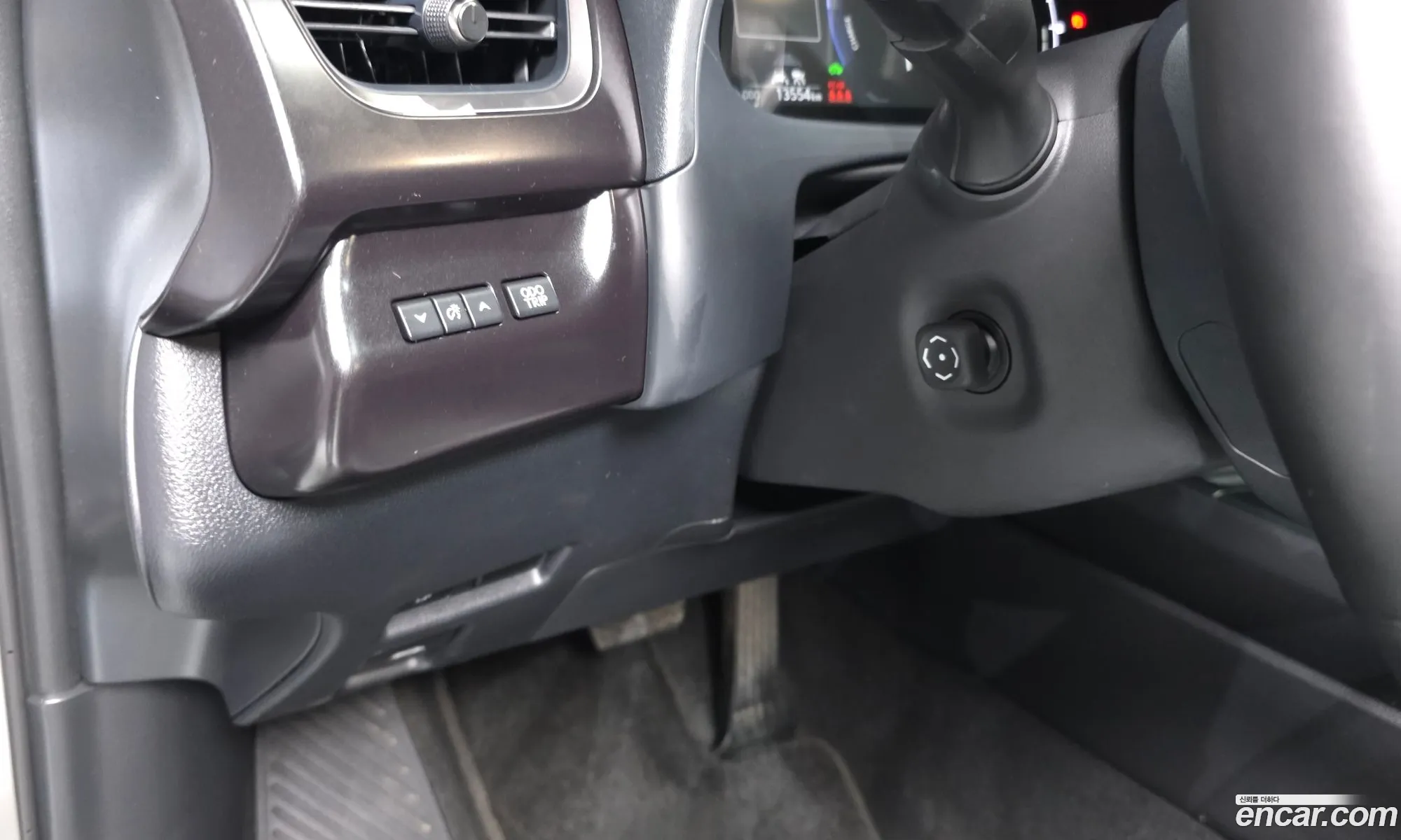 Lexus UX300h 2024 JTHYBJAH888888888 — 31