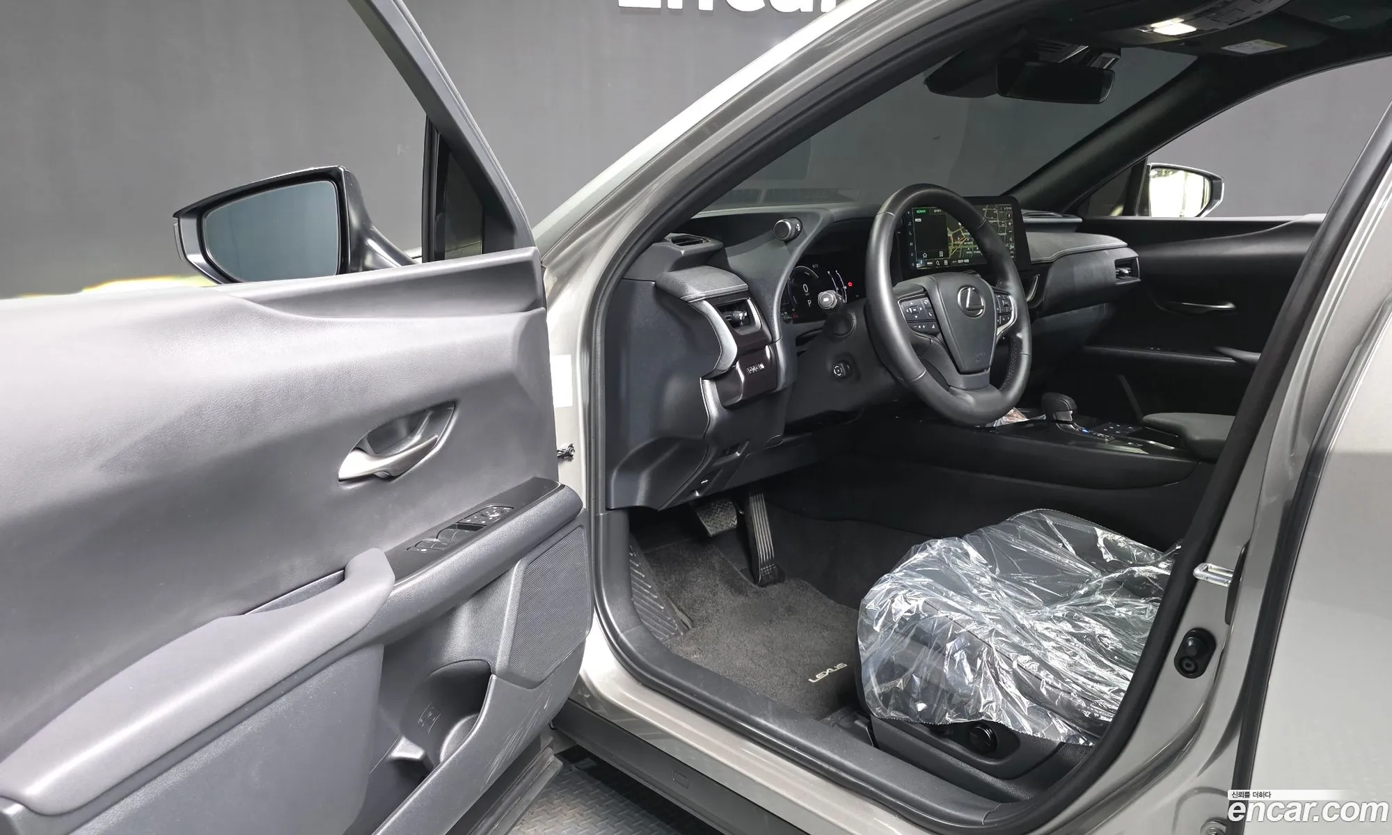 Lexus UX300h 2024 JTHYBJAH888888888 — 2