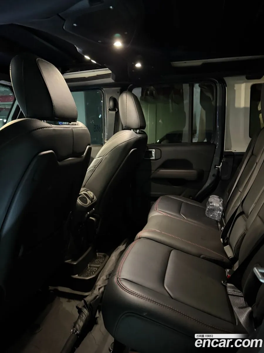Jeep Wrangler 2025 — 4