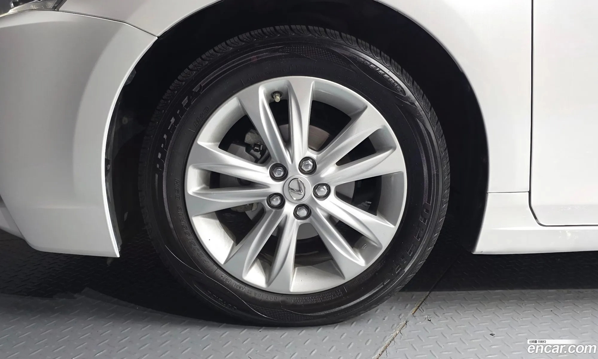 Lexus CT200h 2017 JTHKD5BH1H2306202 — 4