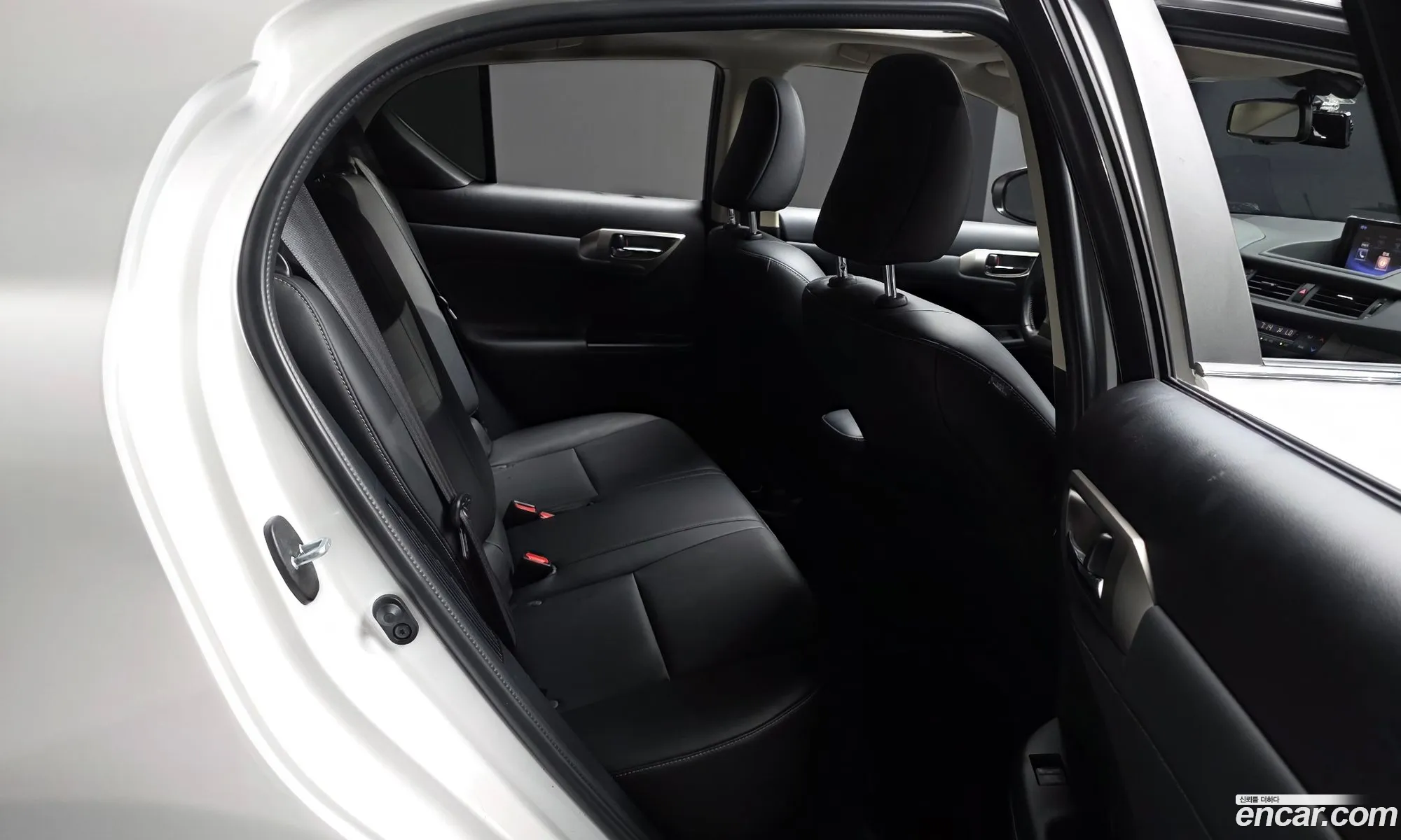 Lexus CT200h 2017 JTHKD5BH1H2306202 — 3