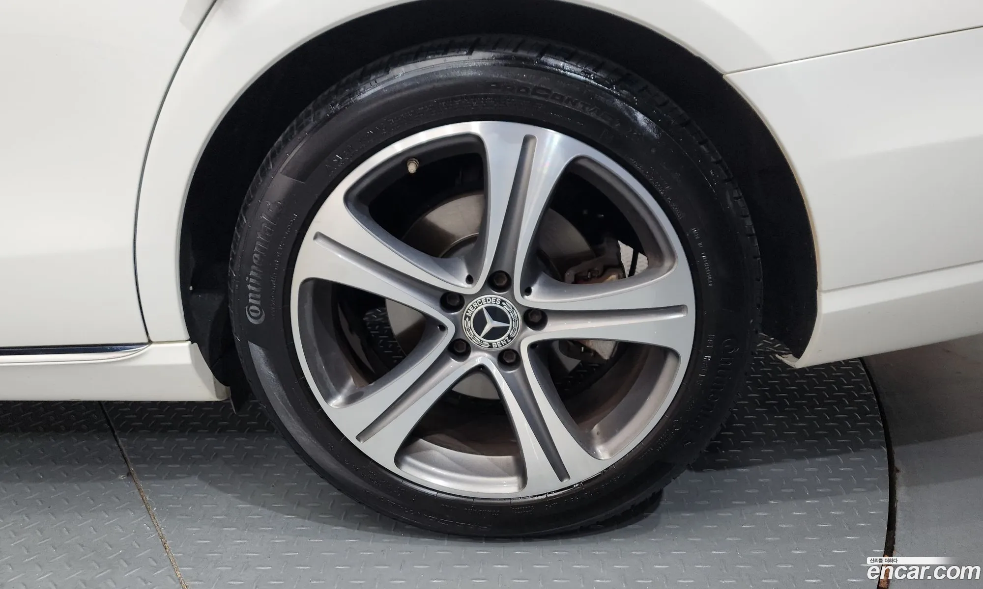 Mercedes-Benz E-Class W213 2018 WDDZF4JB3KA506700 — 9