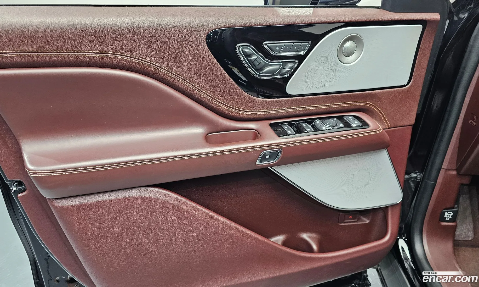 Lincoln Aviator 2021 5LM5J9XC4MGL08740 — 16