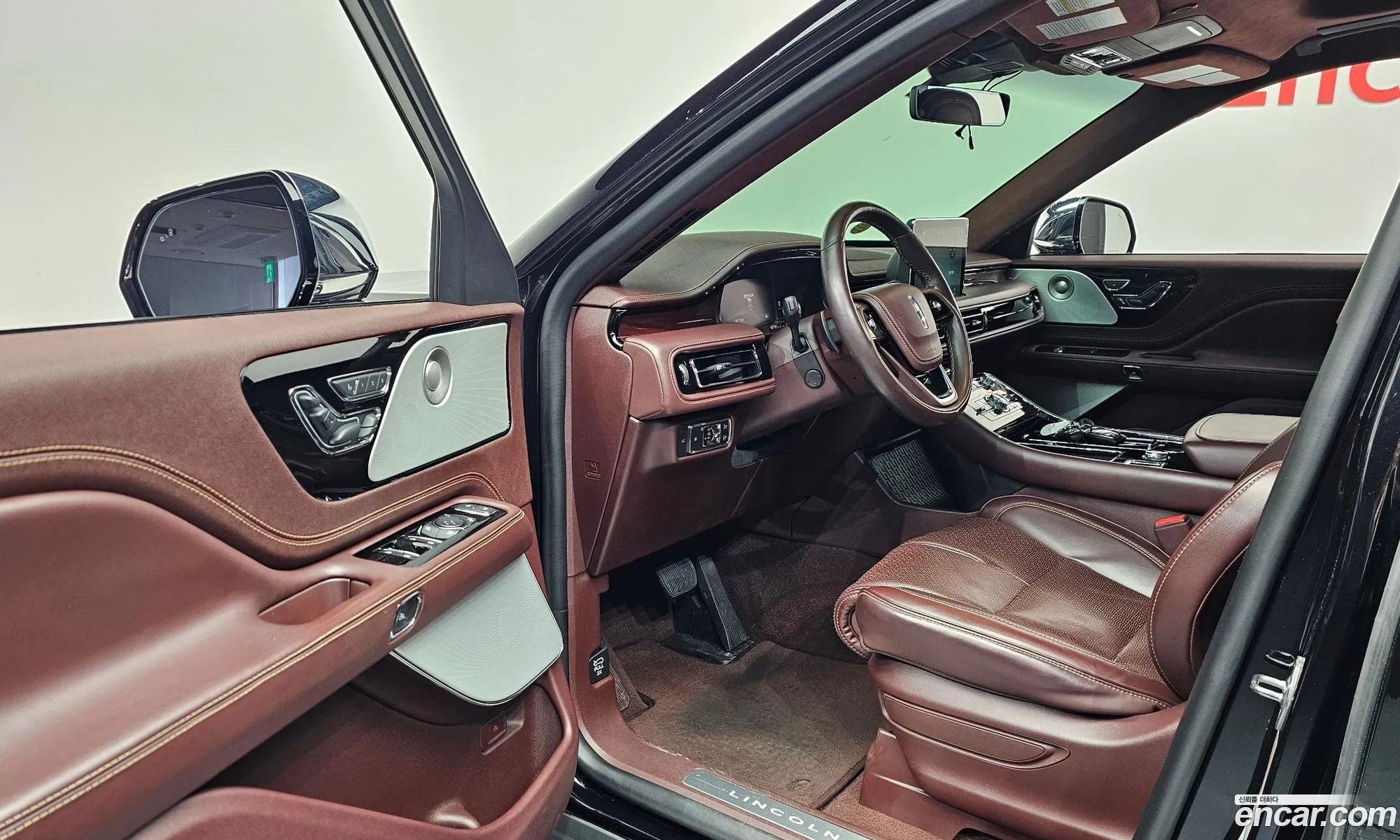 Lincoln Aviator 2021 5LM5J9XC4MGL08740 — 36