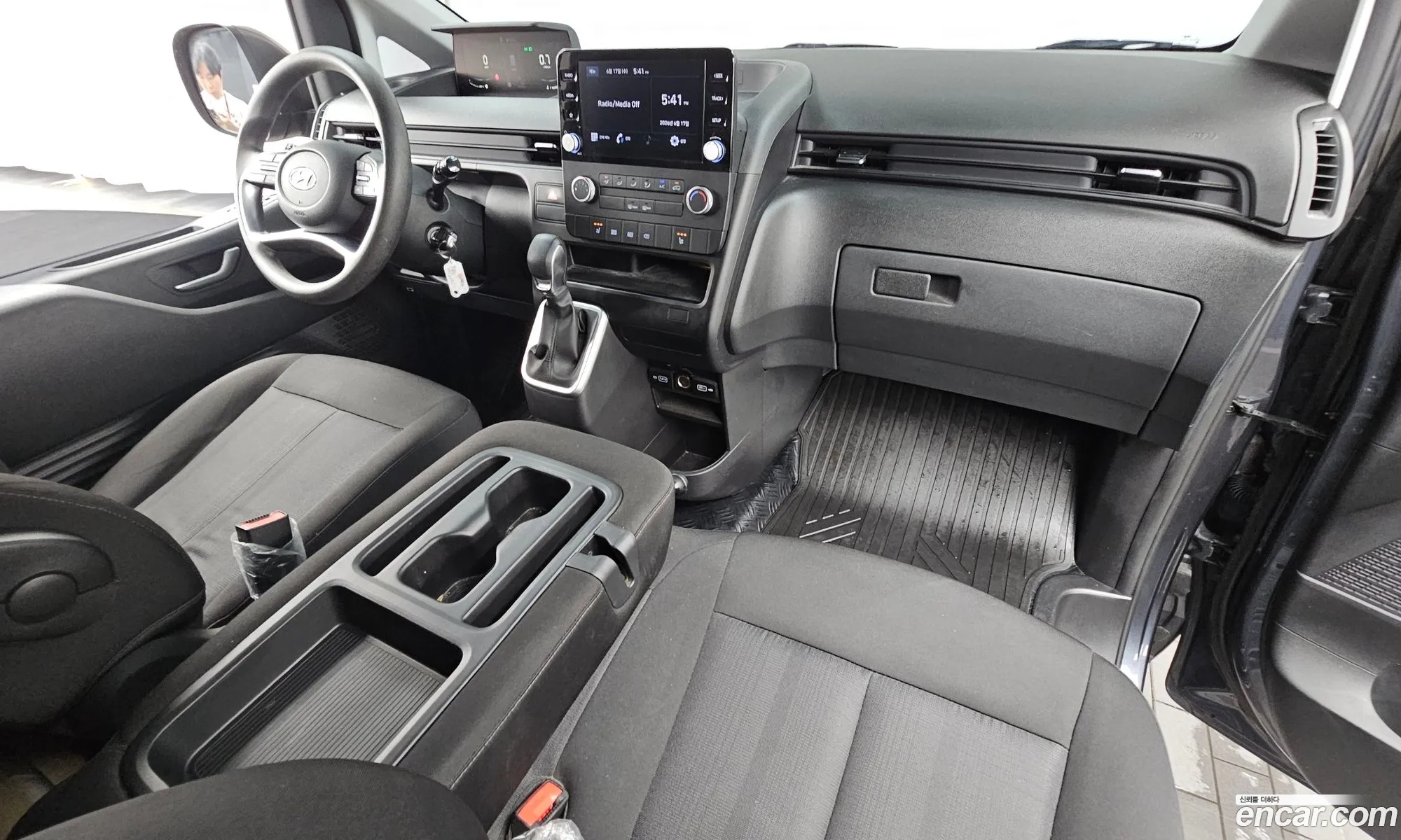Hyundai Staria 2023 — 3