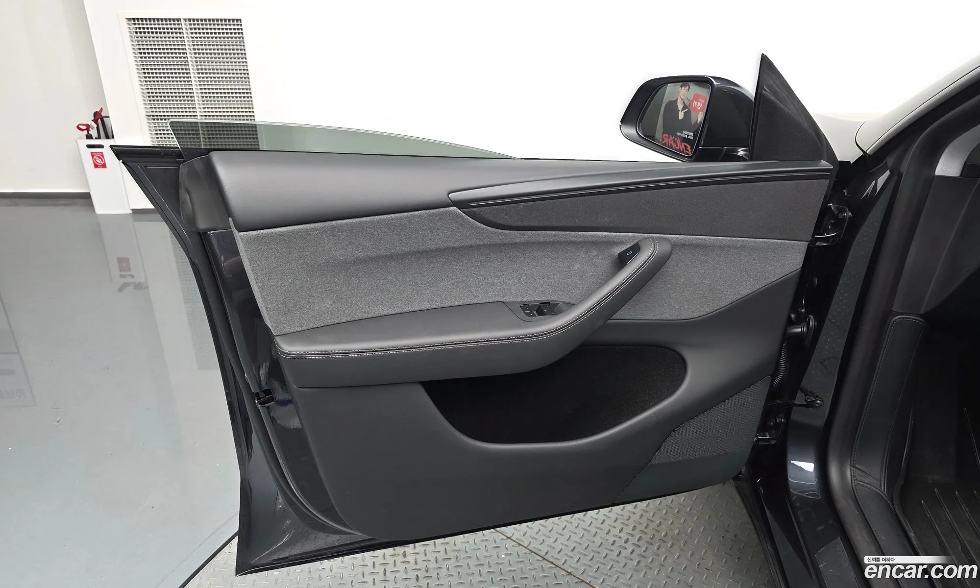 Tesla Model Y 2025 LRWYGCFJ1SC076387 — 3