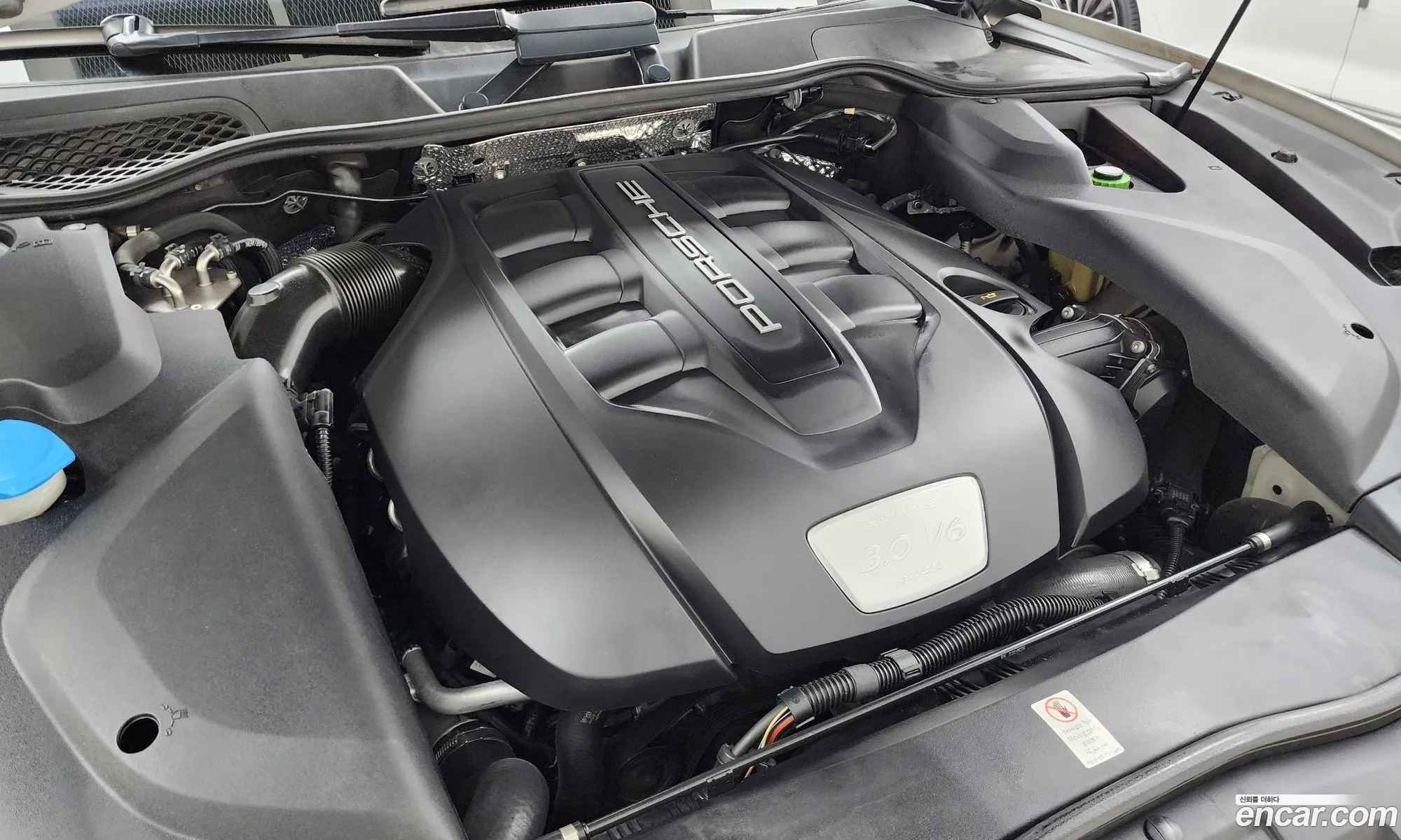Porsche Cayenne 2017 WP1AF2927HLA32777 — 4