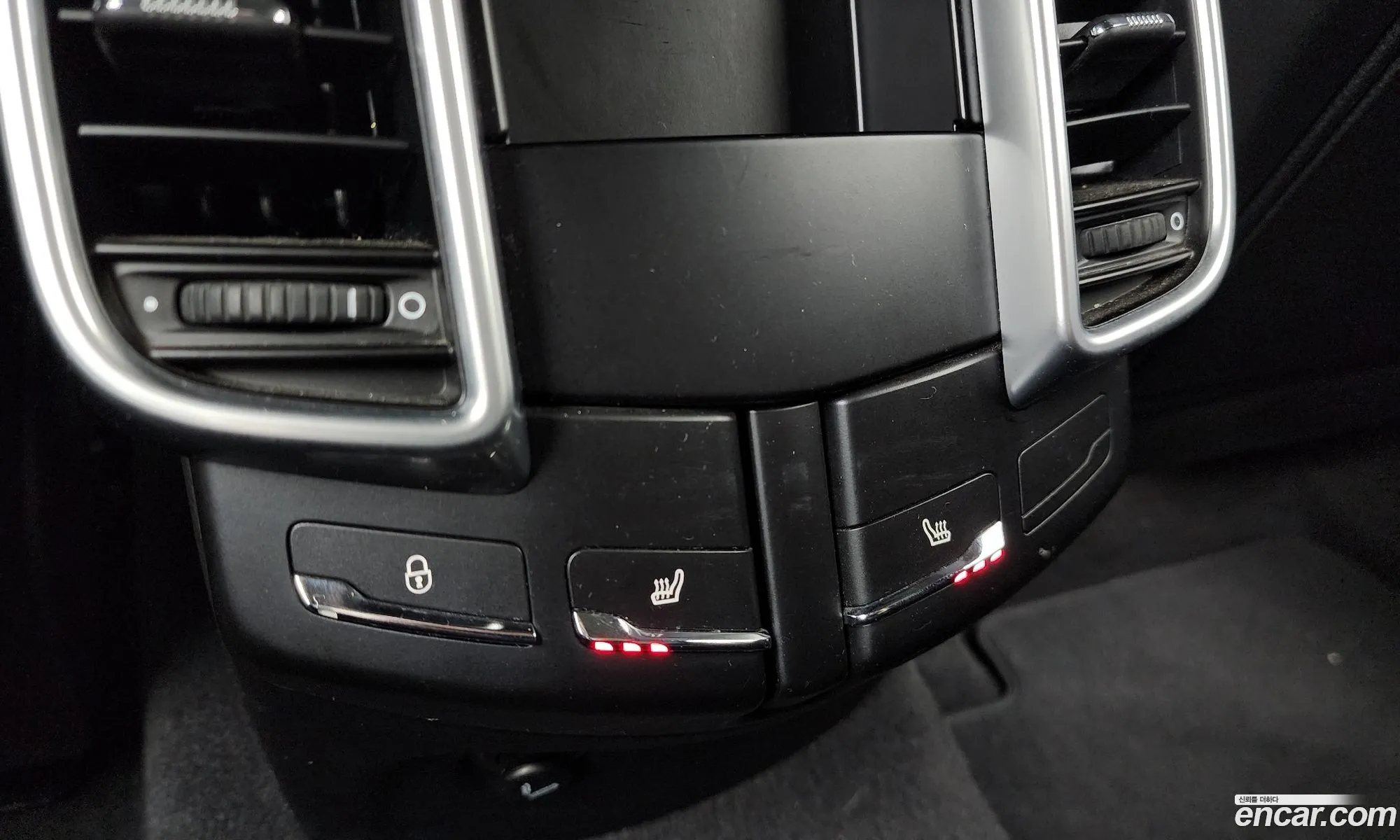 Porsche Cayenne 2017 WP1AF2927HLA32777 — 2