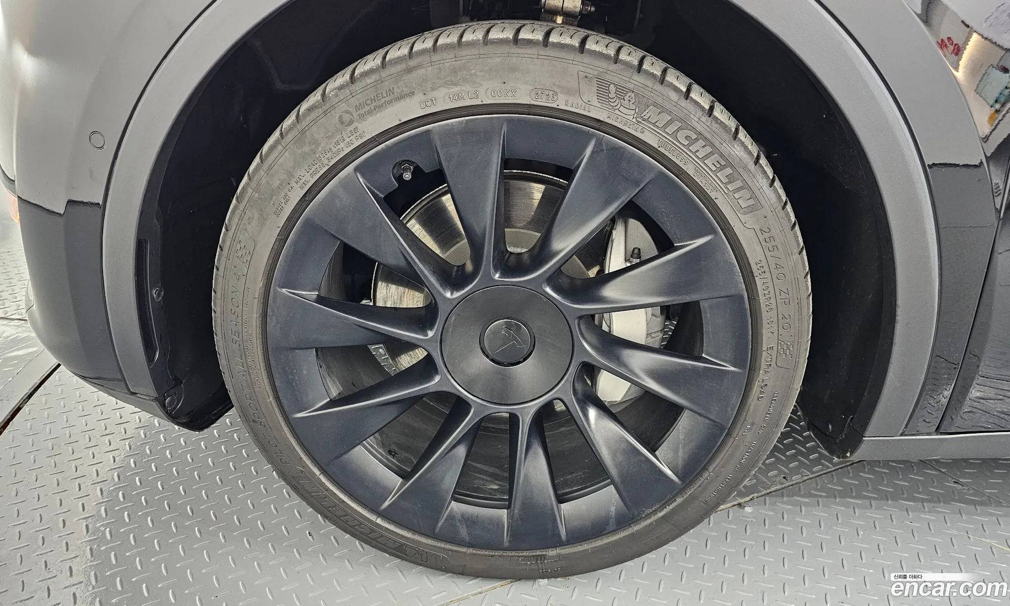 Tesla Model Y 2022 — 16