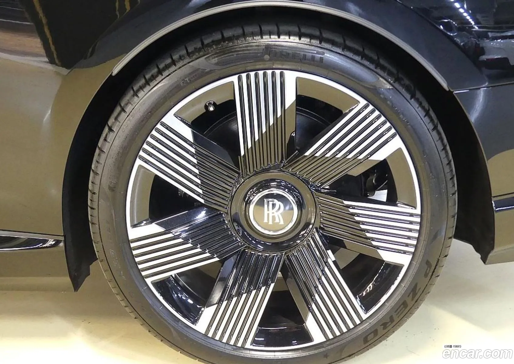 Rolls-Royce Spectre 2025 — 19