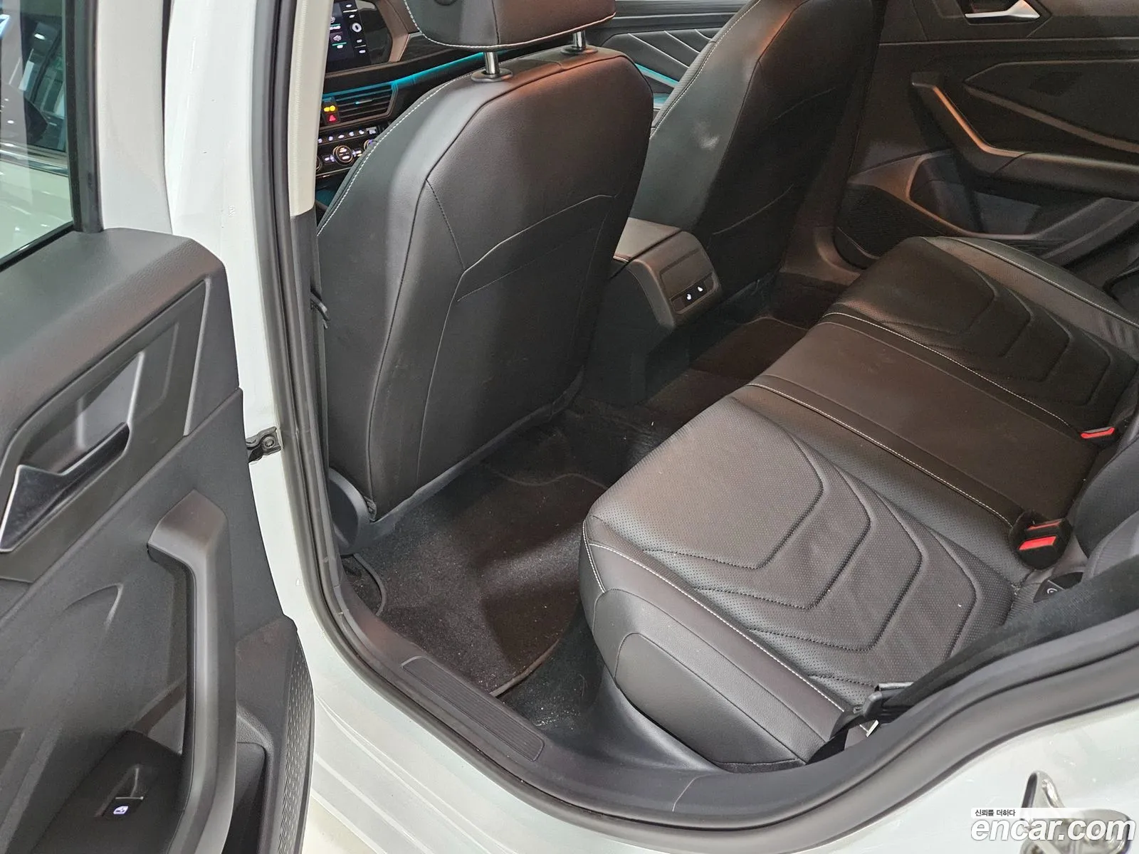 Volkswagen Jetta 7th Gen 2023 — 3