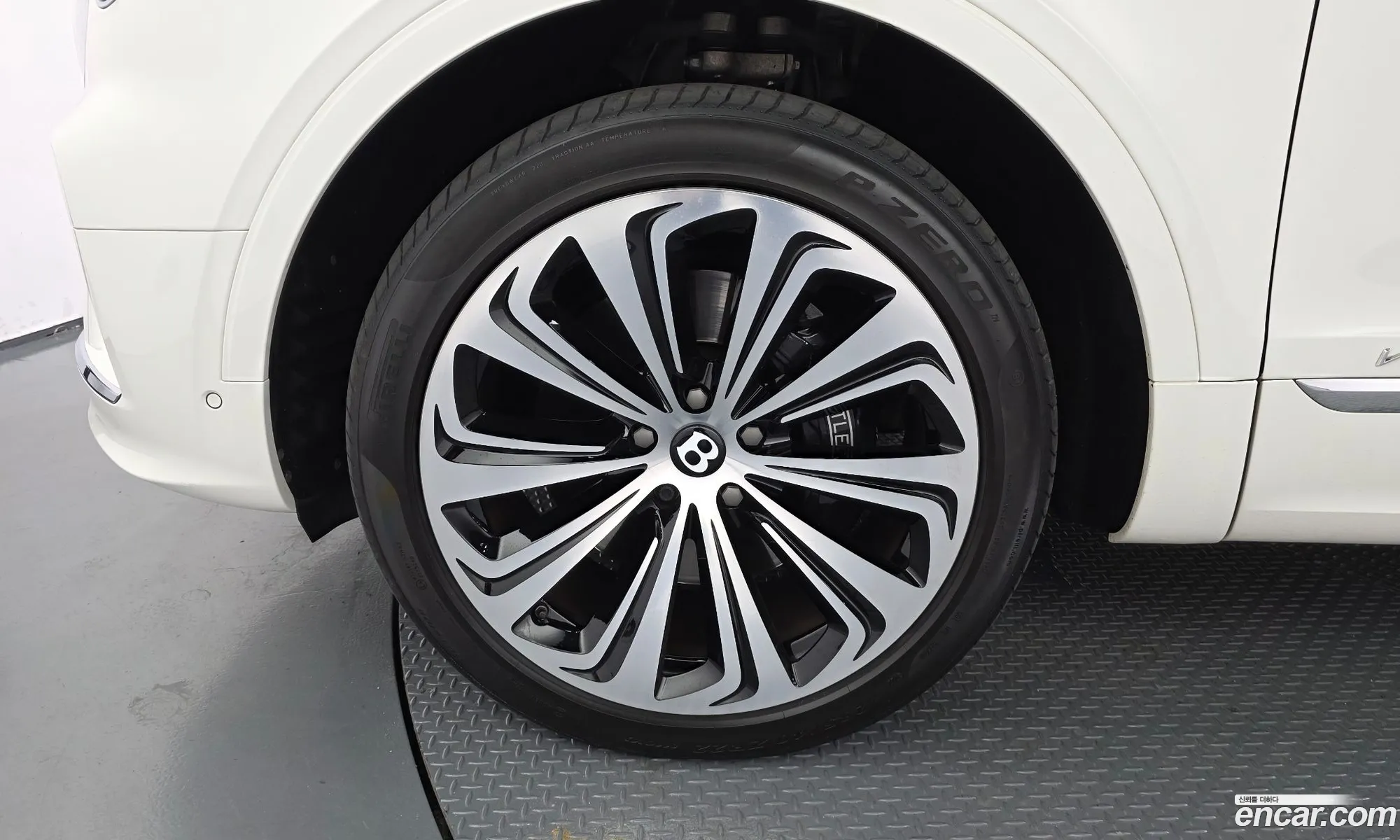 Bentley Bentayga 2022 SJAAM14V6NC011242 — 9