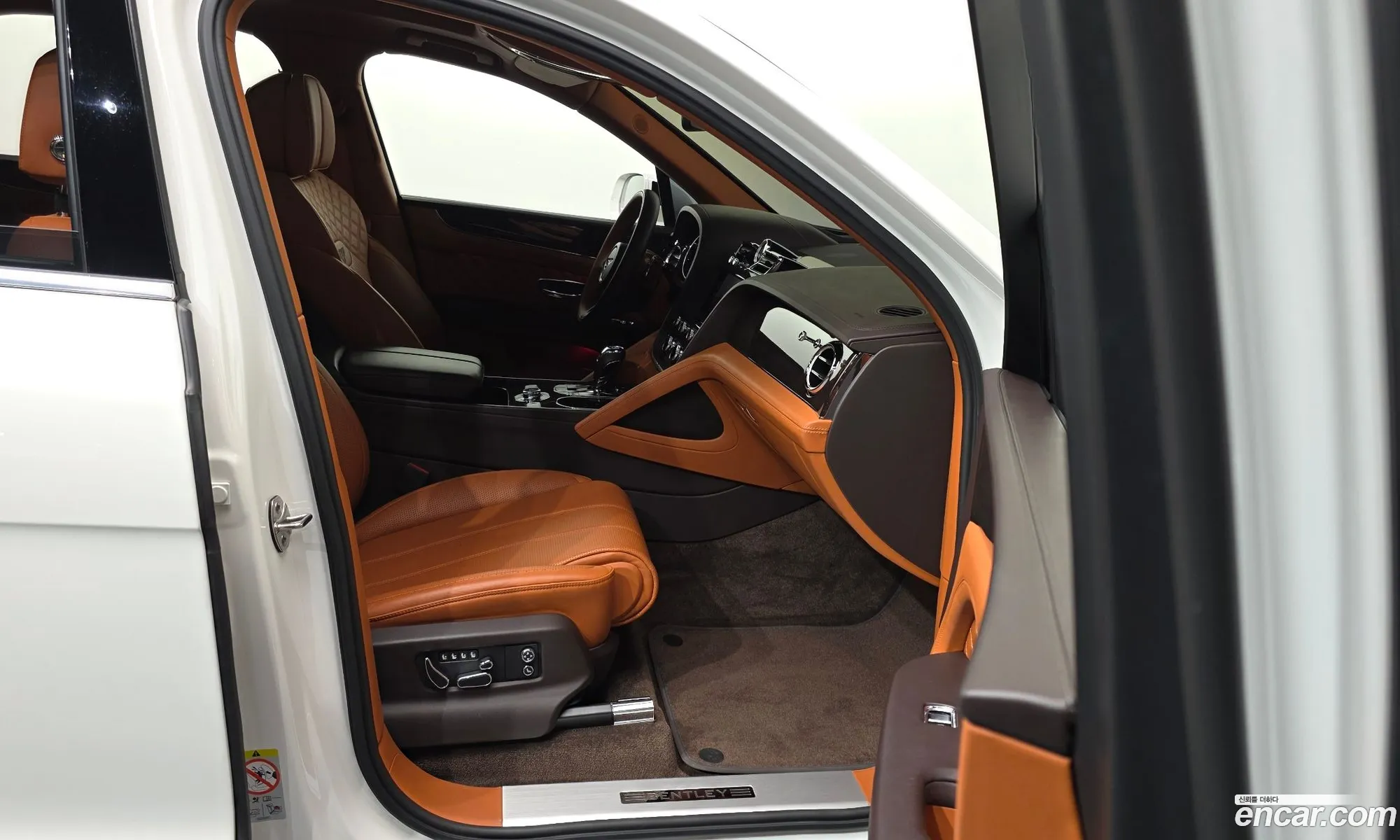 Bentley Bentayga 2022 SJAAM14V6NC011242 — 14