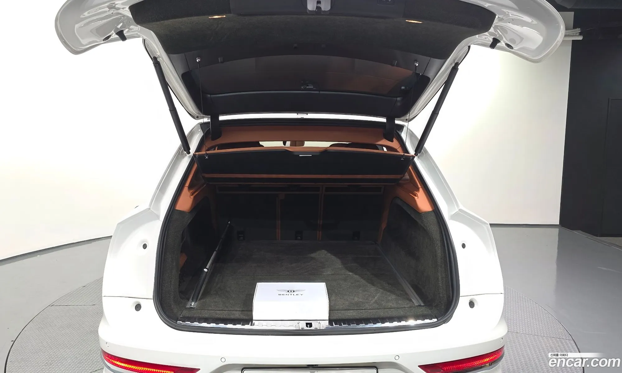 Bentley Bentayga 2022 SJAAM14V6NC011242 — 6