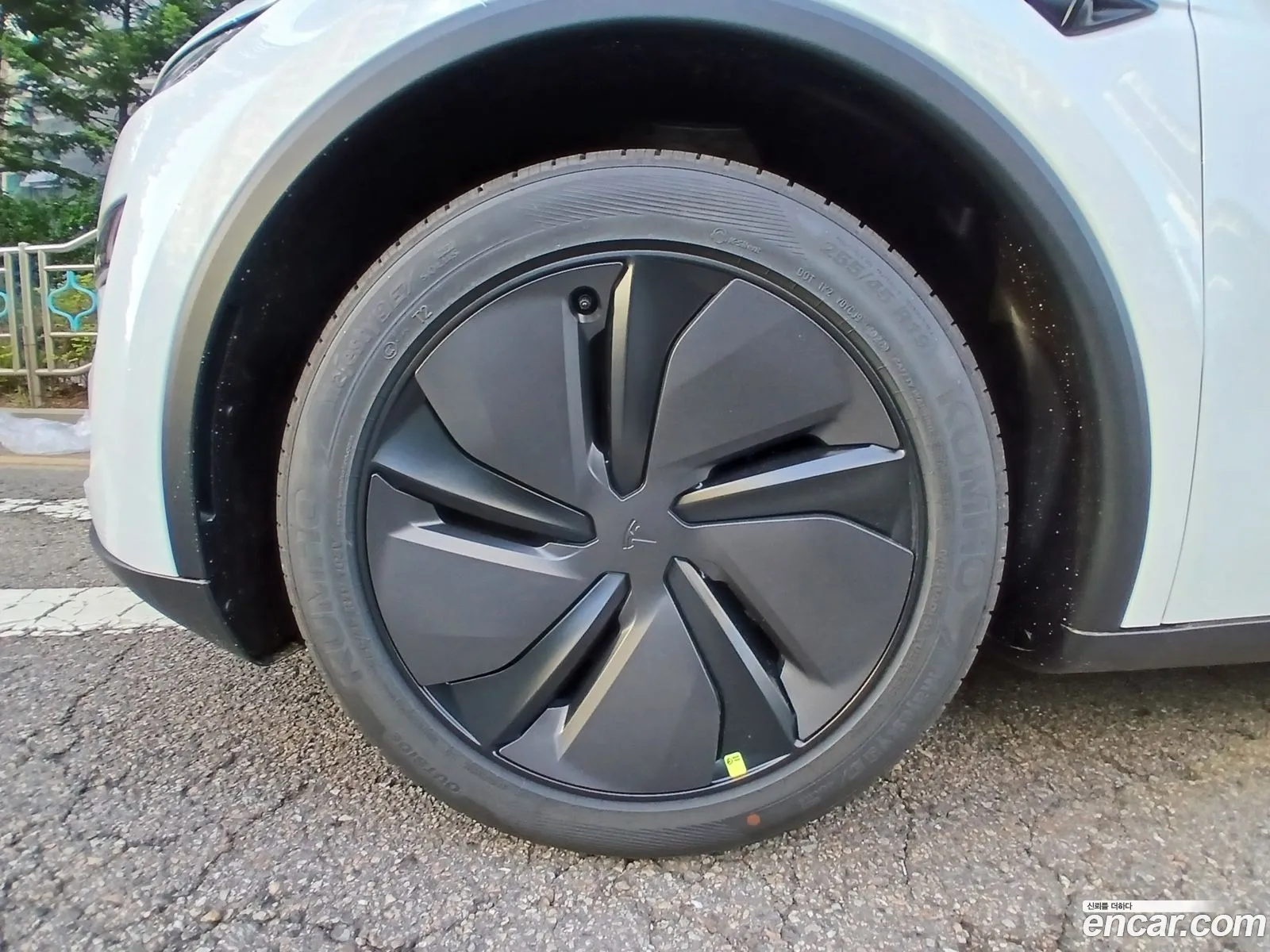 Tesla Model Y 2026 — 9