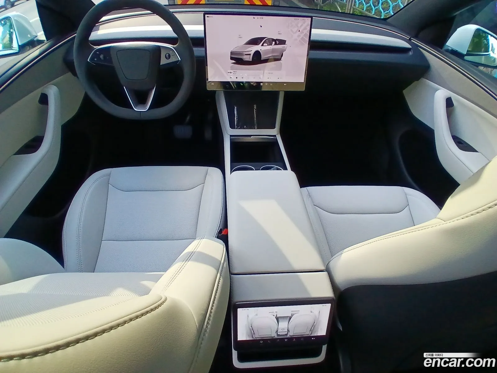 Tesla Model Y 2026 — 10