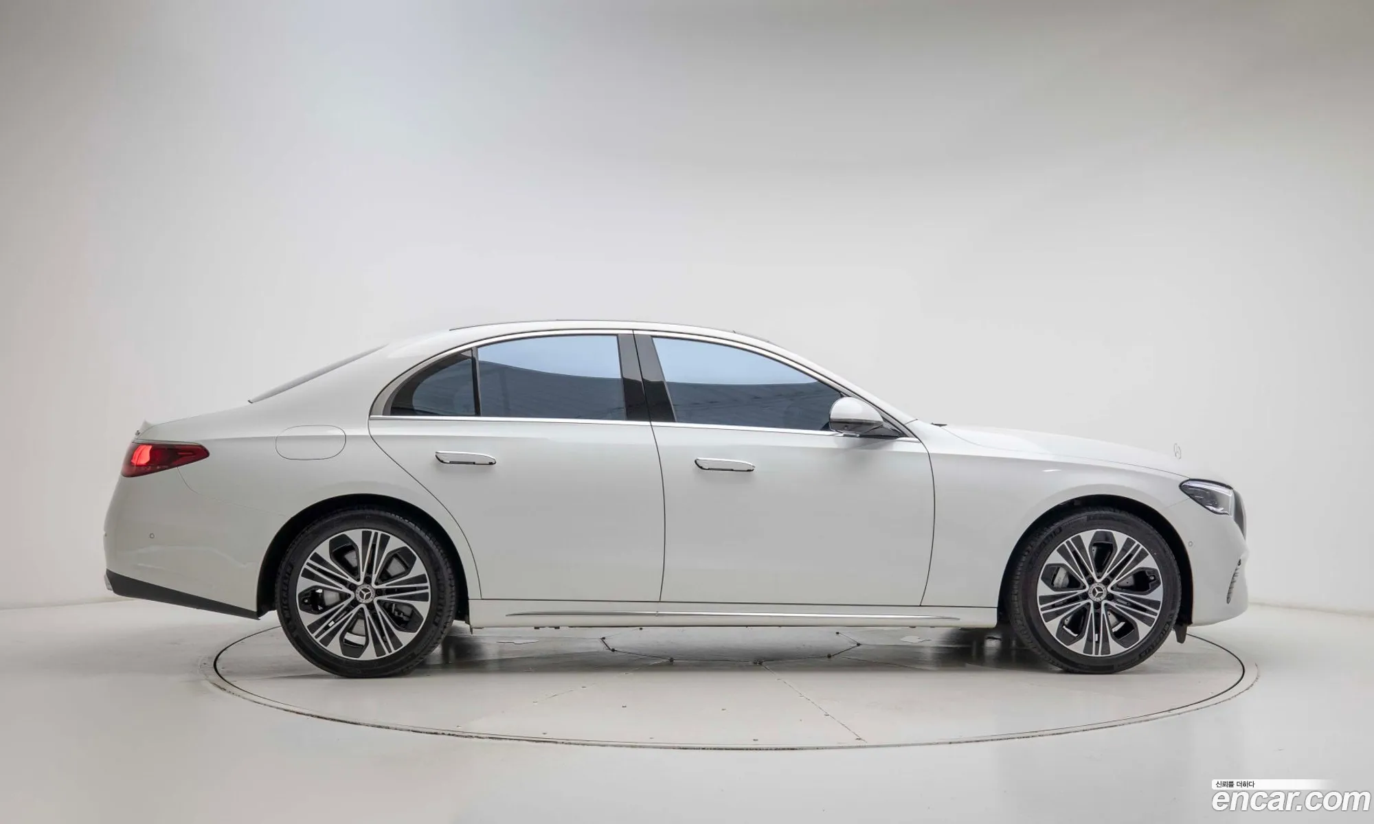 Mercedes-Benz E-Class W213 2025 — 16