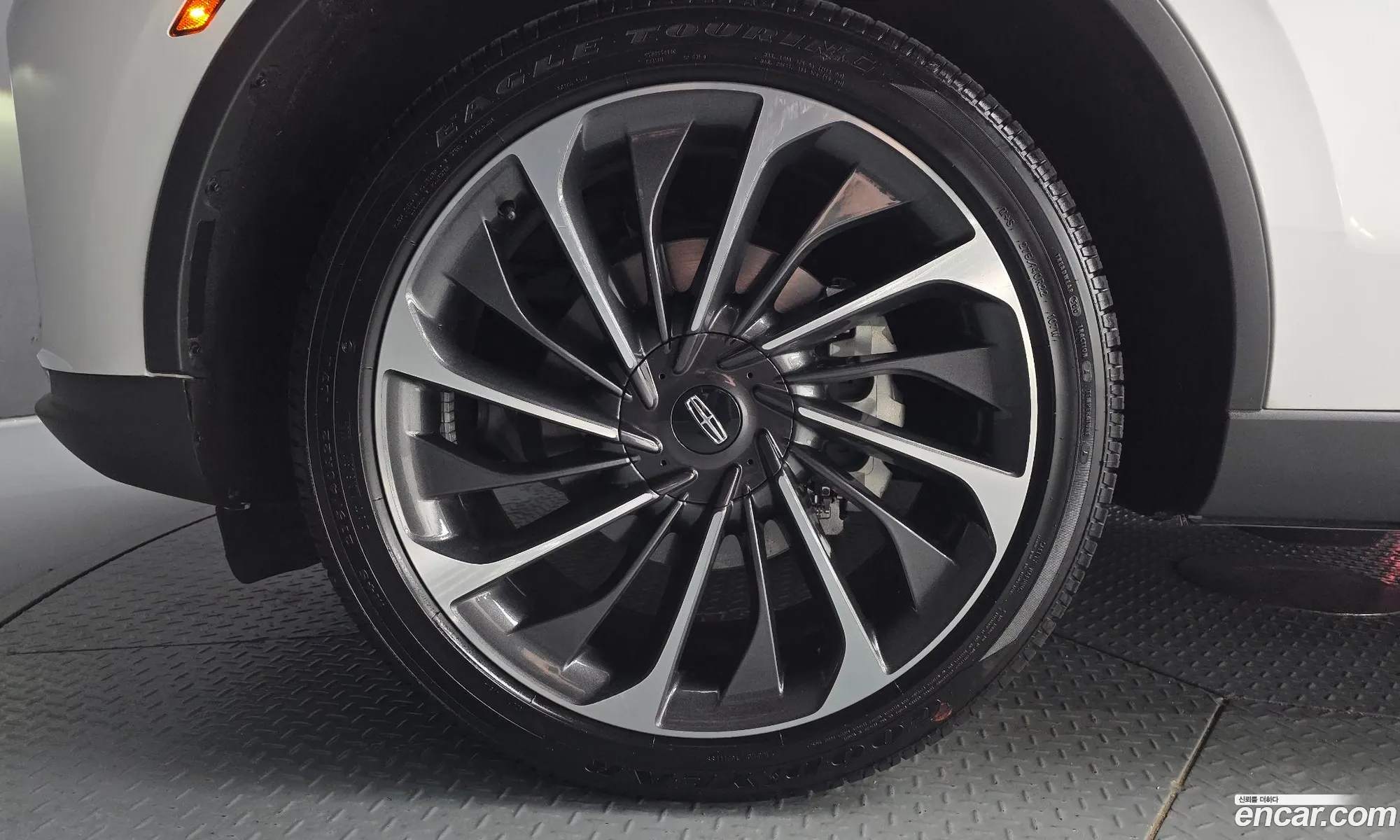 Lincoln Aviator 2025 5LM5J7XC6SGL09163 — 10