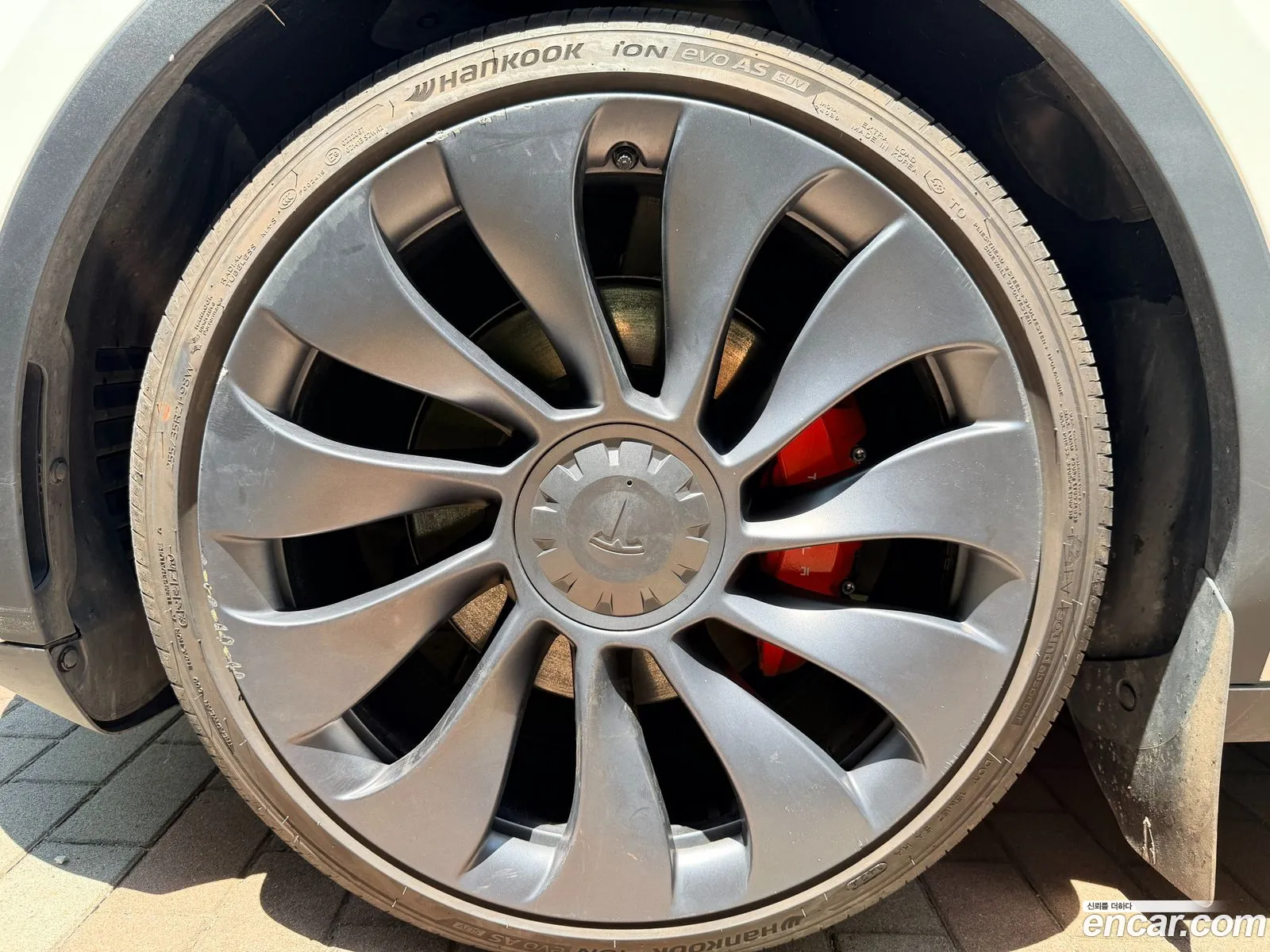 Tesla Model Y 2024 — 10