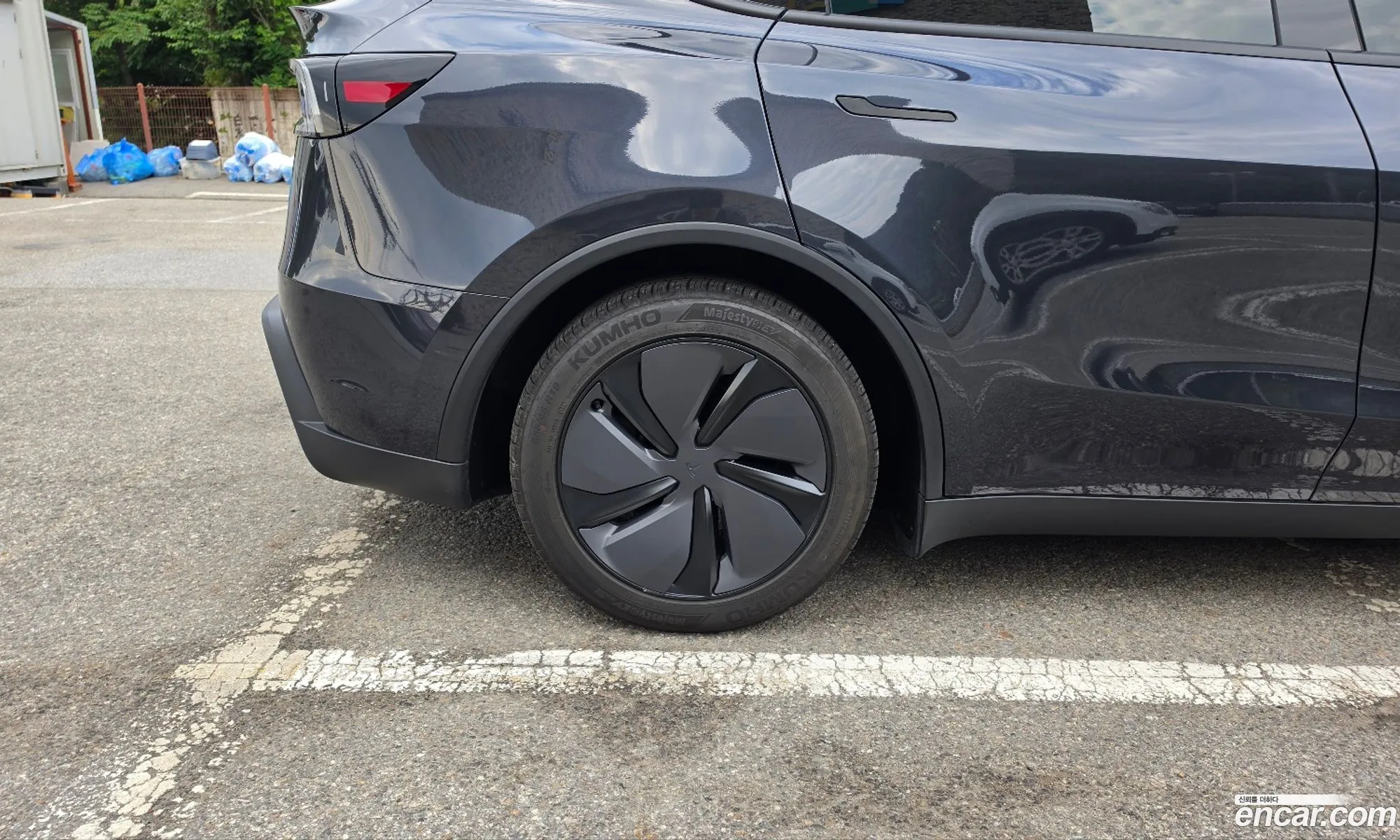 Tesla Model Y 2025 — 3