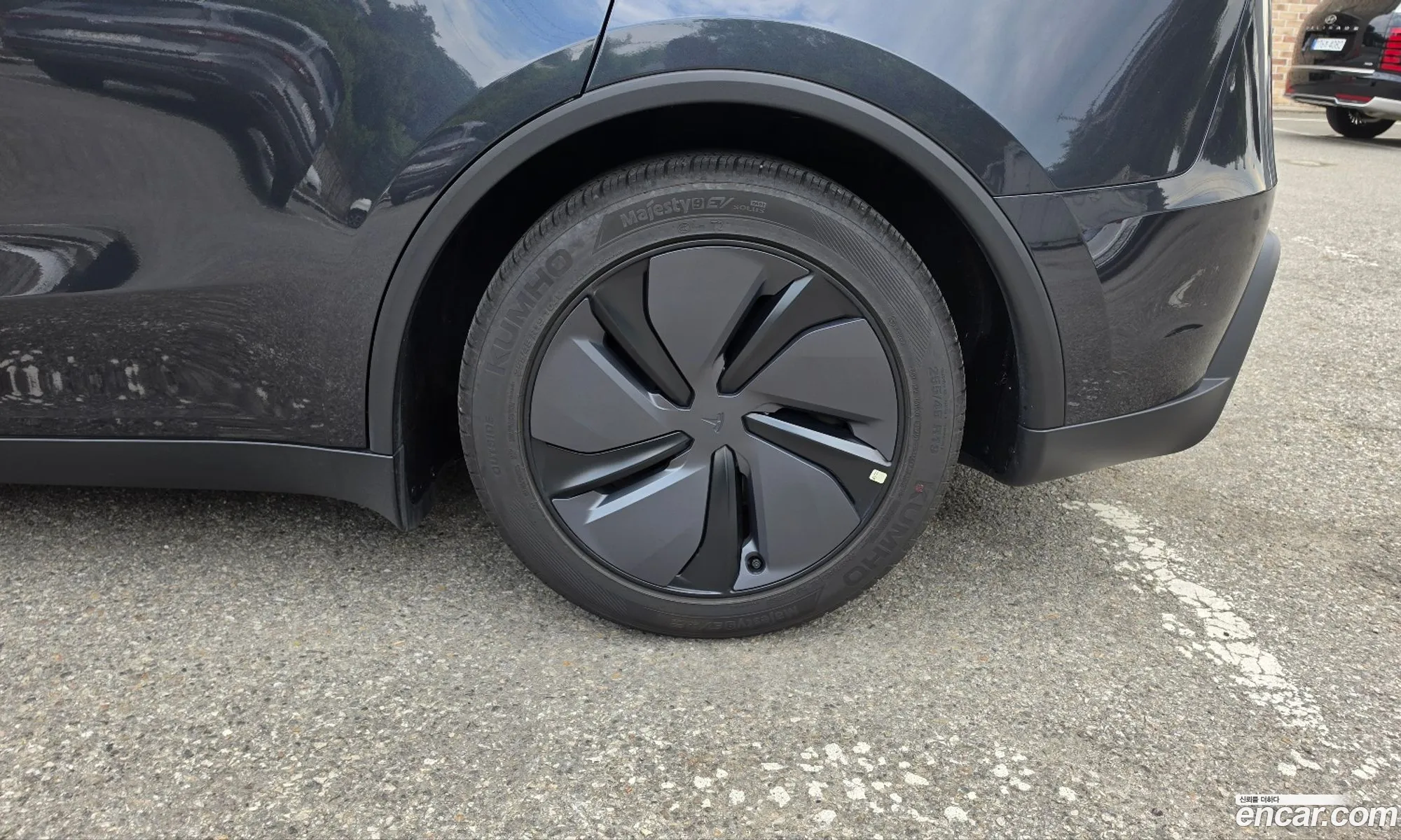 Tesla Model Y 2025 — 2