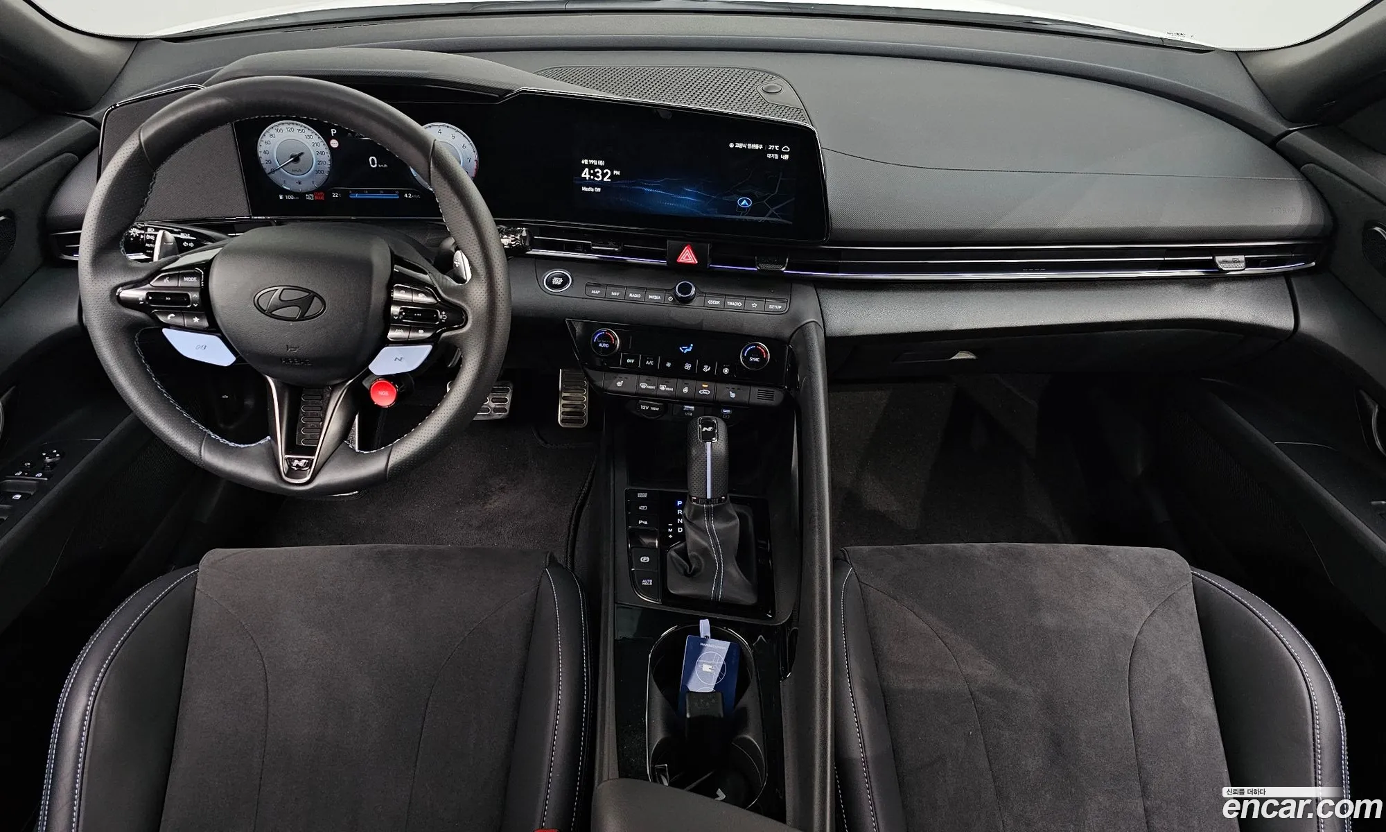 Hyundai Elantra 2025 — 4