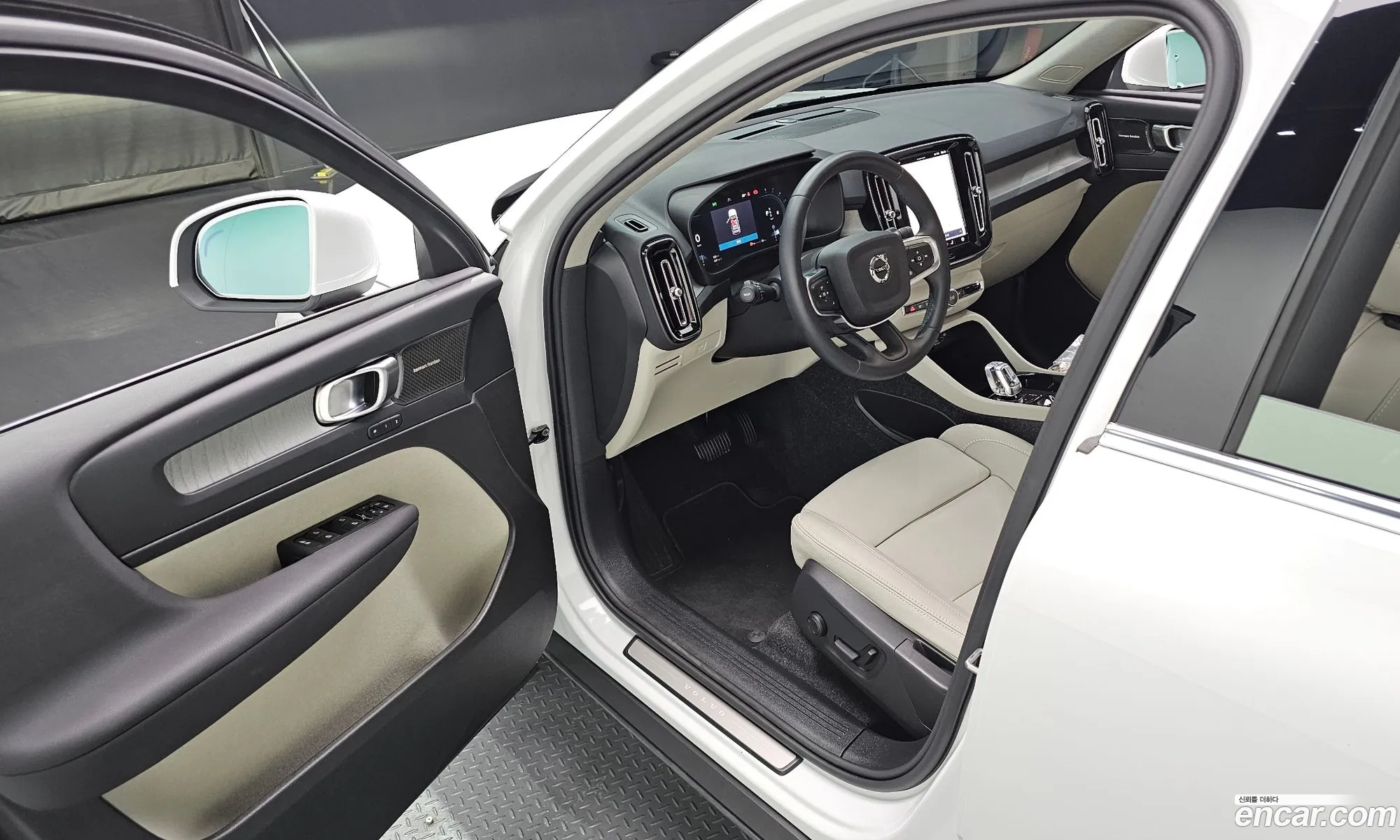 Volvo XC40 2025 — 2