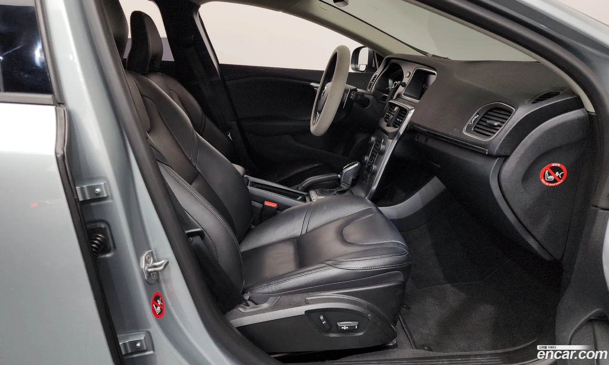 Volvo V40 2017 YV1MV79K0J2462562 — 32