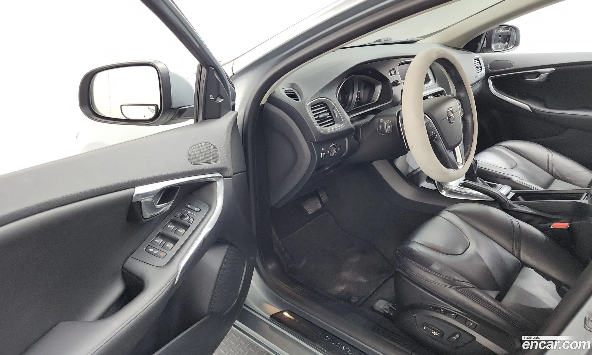 Volvo V40 2017 YV1MV79K0J2462562 — 24