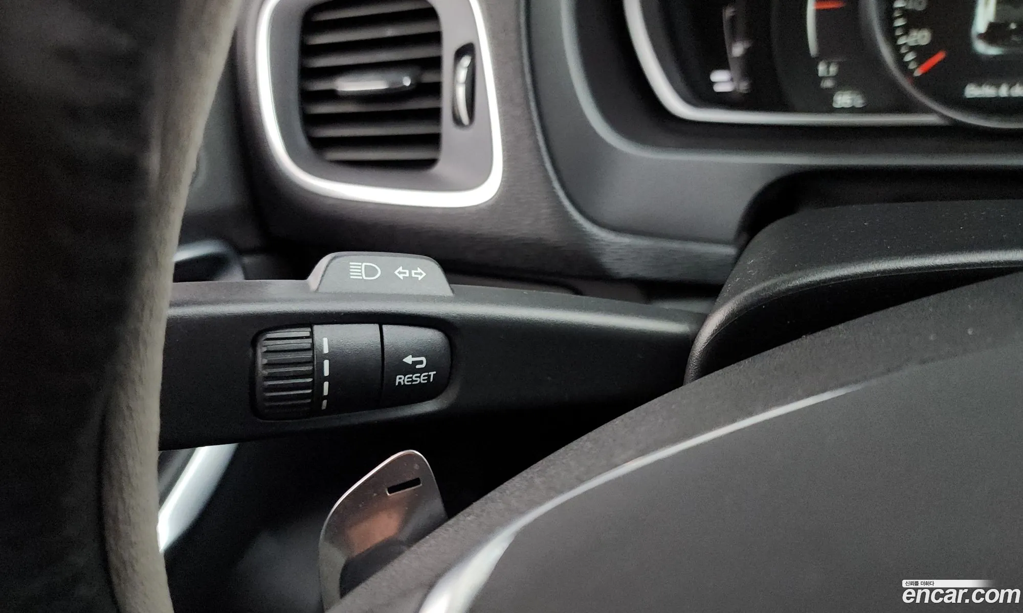 Volvo V40 2017 YV1MV79K0J2462562 — 30