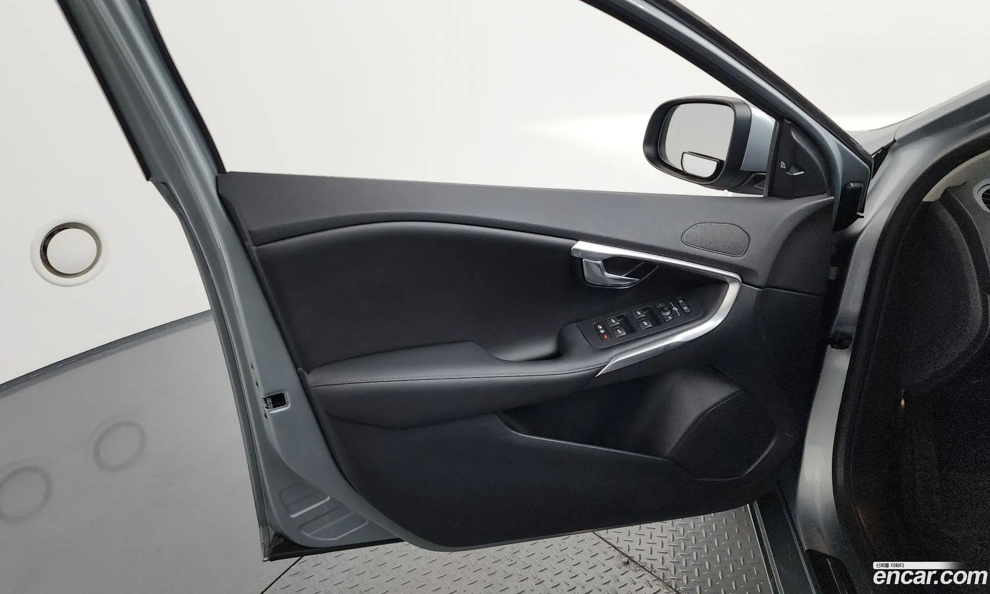 Volvo V40 2017 YV1MV79K0J2462562 — 18