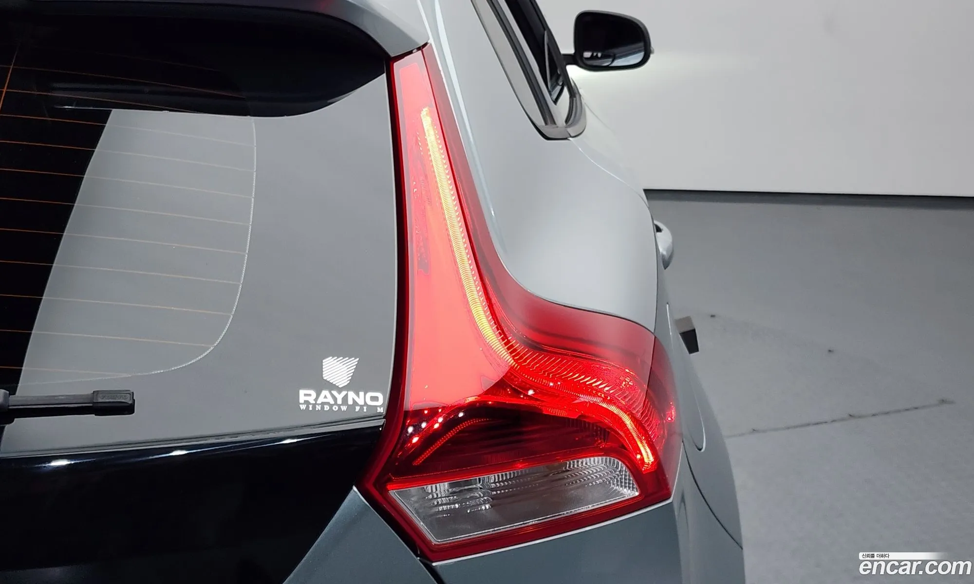 Volvo V40 2017 YV1MV79K0J2462562 — 9