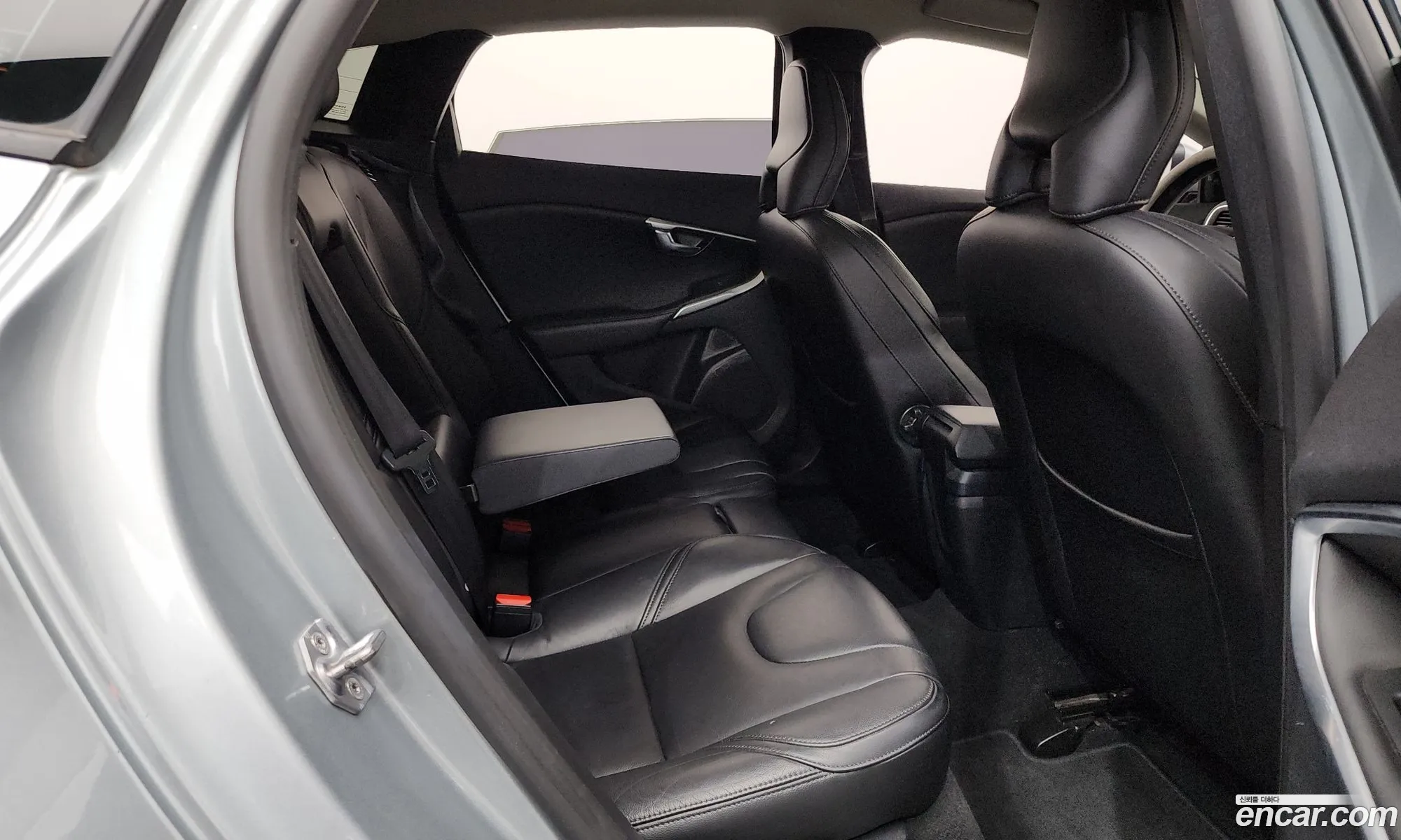 Volvo V40 2017 YV1MV79K0J2462562 — 29