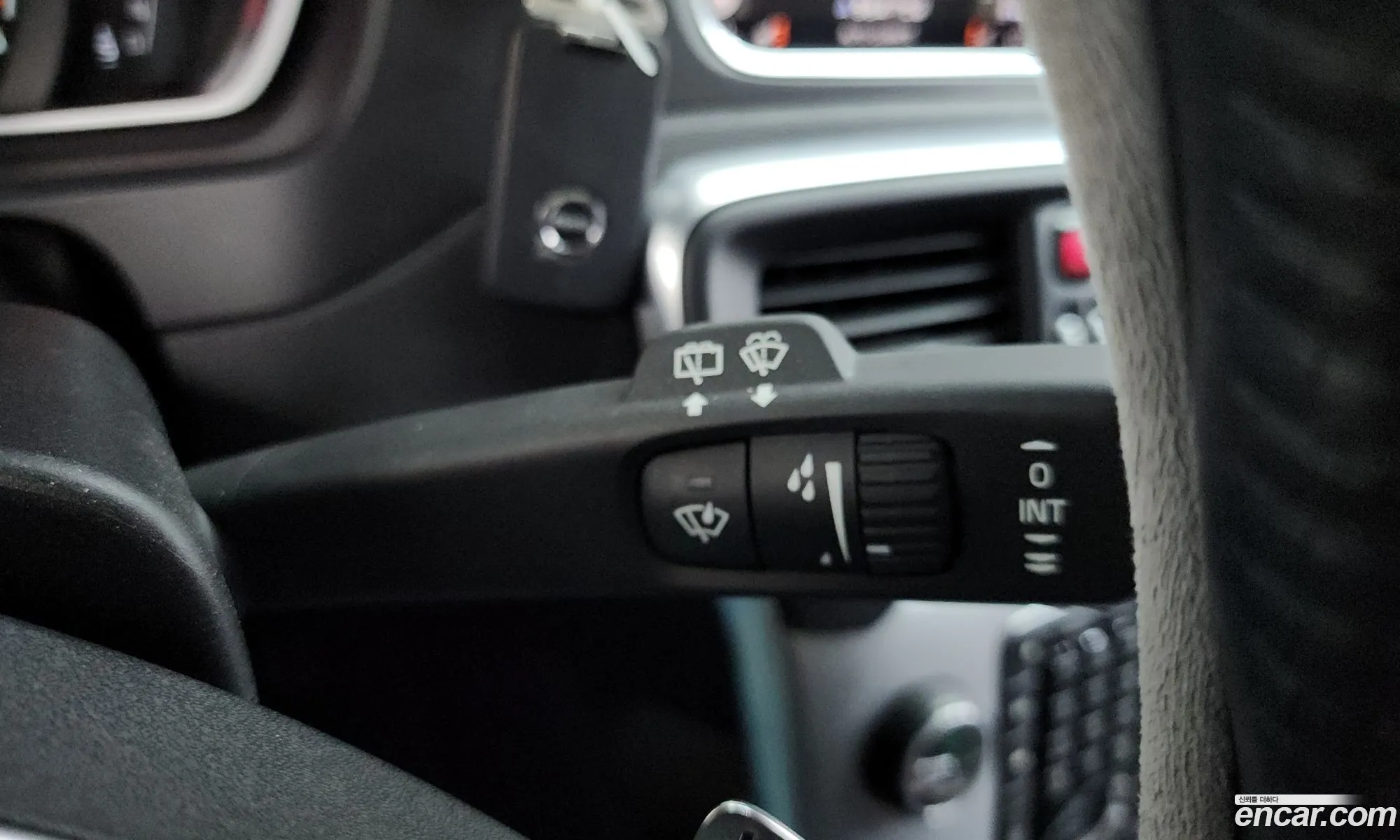 Volvo V40 2017 YV1MV79K0J2462562 — 3