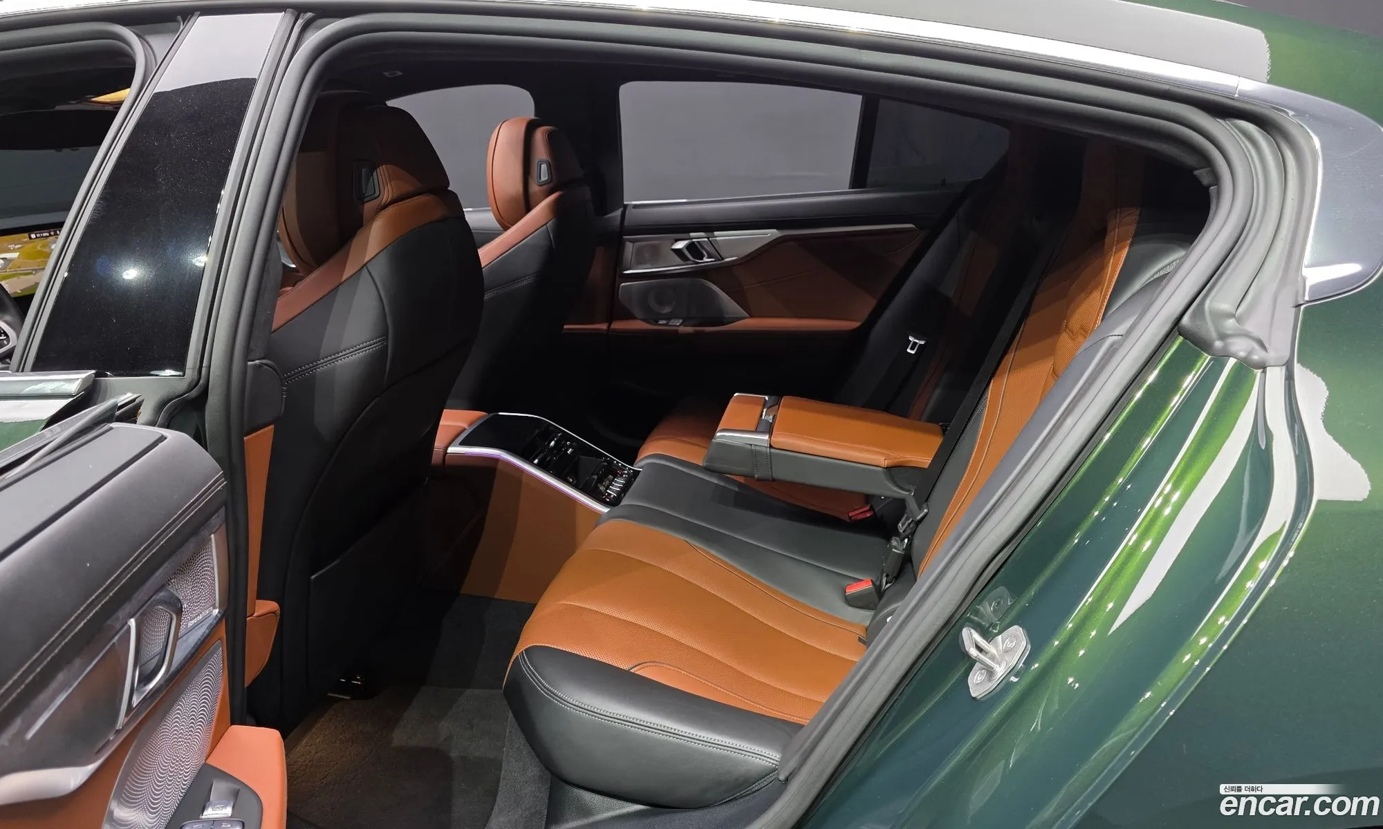 BMW 8 Series 2022 WBAGV8105NCL03680 — 31