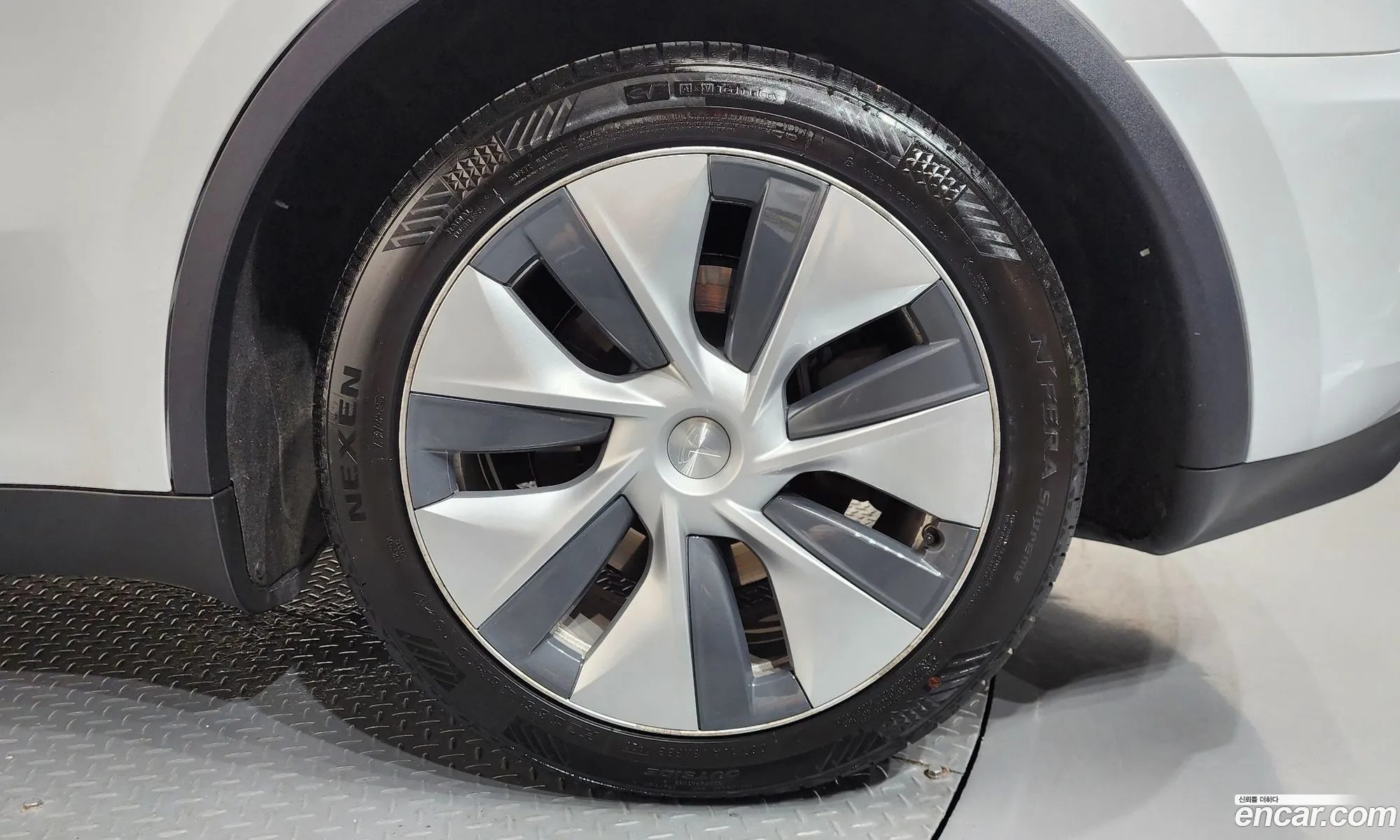 Tesla Model Y 2023 — 35