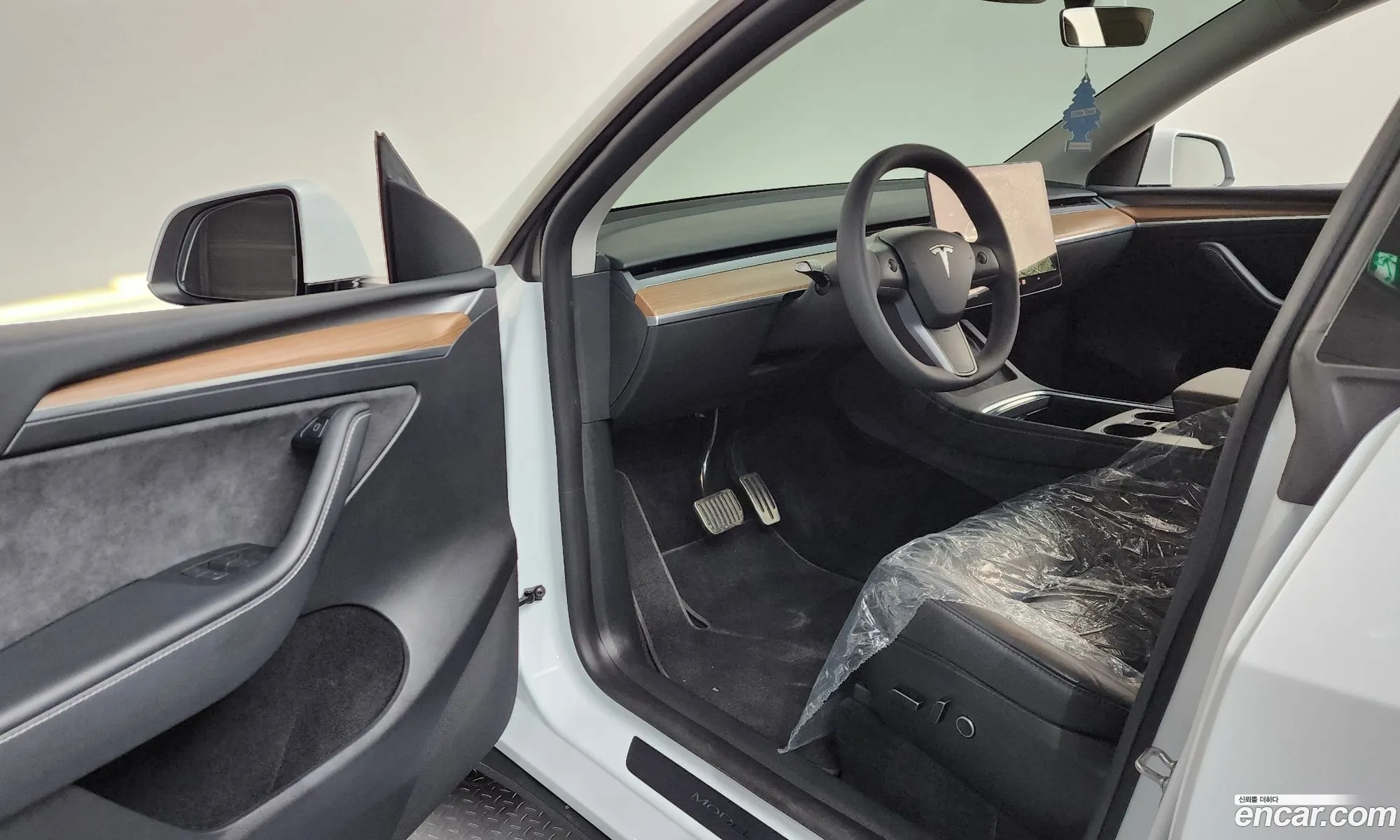 Tesla Model Y 2023 — 26